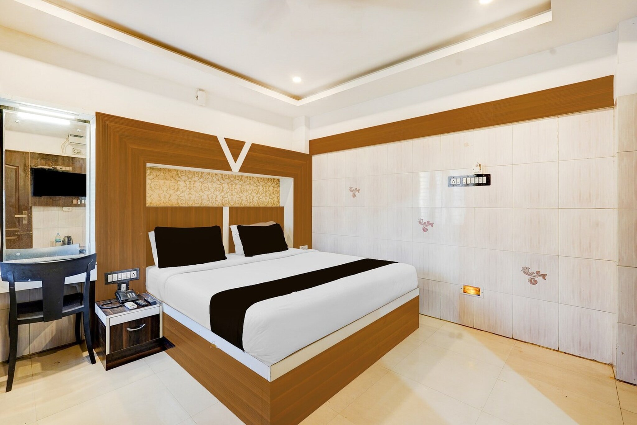 Situated within 1.7 km of Sri Aurobindo Ashram and 1.5 km of Botanical Garden, Collection O Puducherry Railway Station Formerly Peace Residecy features rooms with air conditioning and a private bathroom in Puducherry. Among the facilities at this property are a shared lounge and room service, along with free WiFi throughout the property. The hotel has family rooms.
The rooms at the hotel are fitted with a seating area, a flat-screen TV with satellite channels and a private bathroom with free toiletries and a bath or shower. Guest rooms have a desk.
Guests at Collection O Puducherry Railway Station Formerly Peace Residecy can enjoy a continental breakfast.
Popular points of interest near the accommodation include Pondicherry Museum, Manakula Vinayagar Temple and Bharathi Park. Puducherry Airport is 4 km from the property.
Early Check-In Policy: A full day’s room rate will be charged for check-ins before 6:00 AM.
Complimentary early check-in is available between 6:00 AM and 10:00 AM, subject to room availability.
Check-in is only available to guests aged 18 and above. Please provide a government-issued ID to confirm your age.