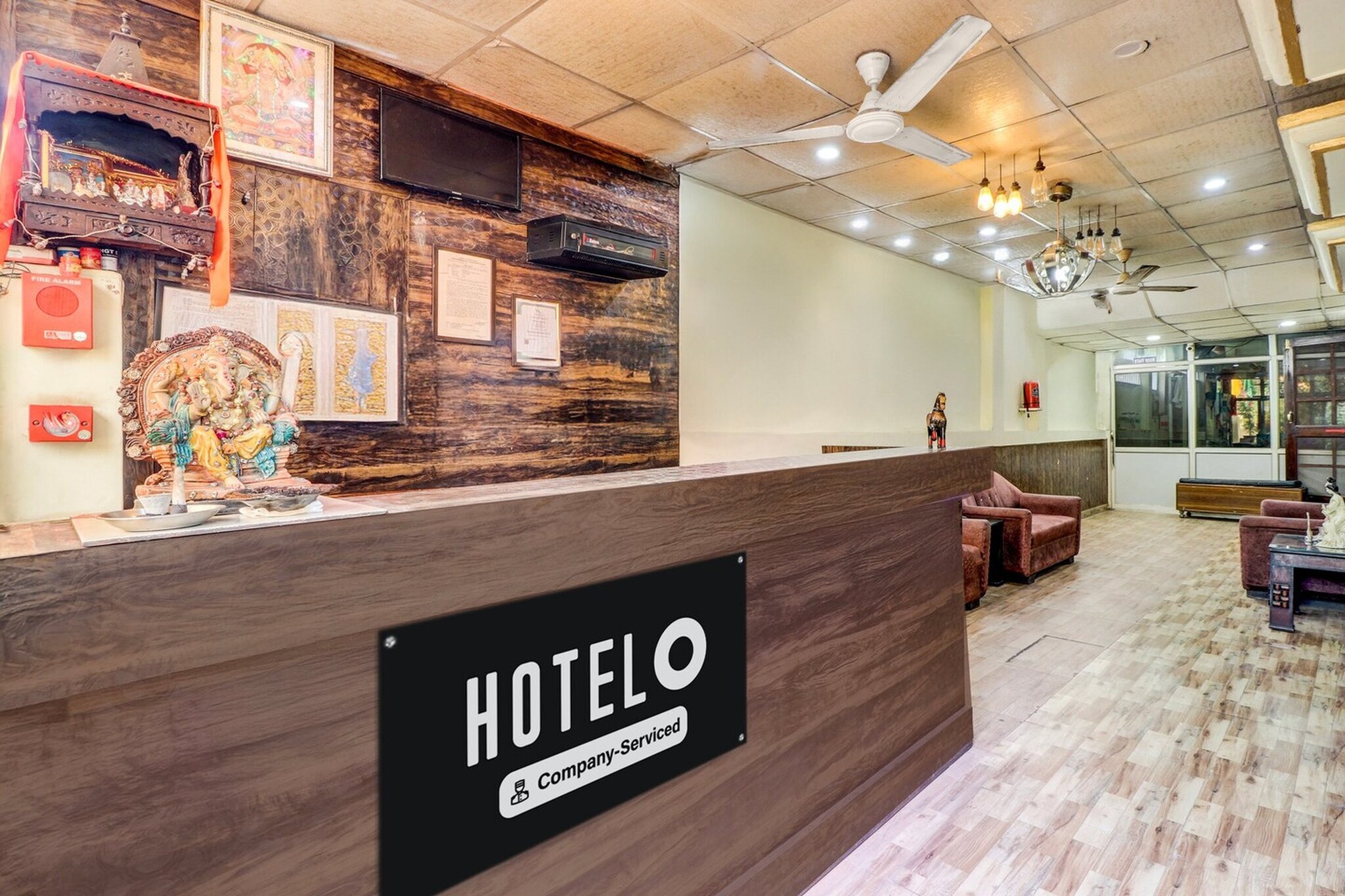 Ground floor: (bedroom(double bed, TV, seating area, balcony, air conditioning, Towels incl., Laundry Package incl., telephone), bathroom(bathtub or shower, shower, washbasin, toilet, shampoo, body soap, hot water), Parking, lift)