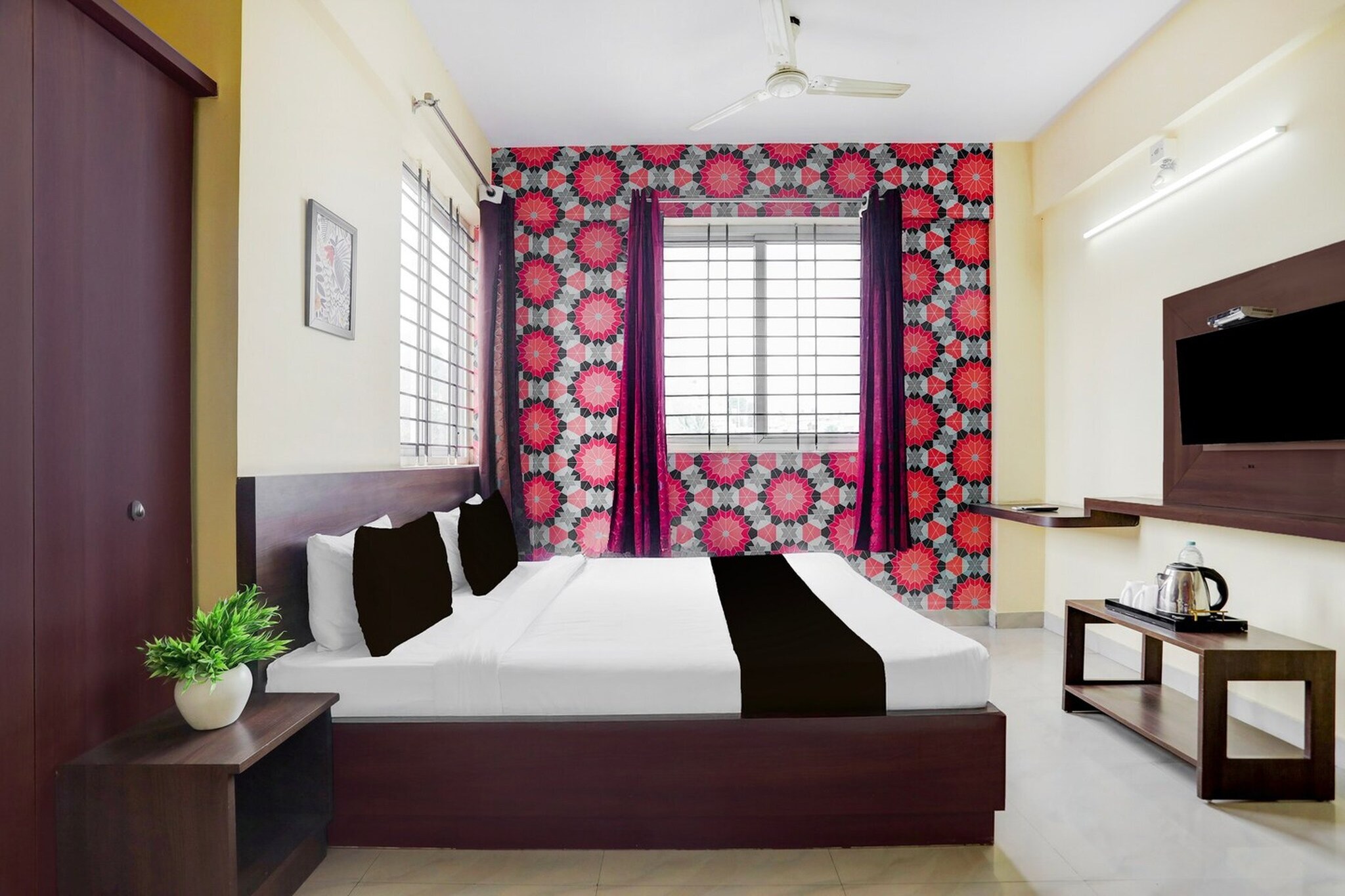 Comfortable Accommodations: Collection O Summanahalli Bus Stand Formerly Elevate 58 in Bangalore offers family rooms with air-conditioning, private bathrooms, work desks, and seating areas. Each room includes free toiletries, bath or shower, TV, and tiled floors.
Essential Facilities: Guests enjoy free WiFi, a lift, 24-hour front desk, shared kitchen, housekeeping, laundry, room service, and luggage storage. Additional amenities include a continental breakfast and a seating area.
Convenient Location: Located 80 km from Dr. Babasaheb Ambedkar International Airport, the hotel is near Summanahalli Bus Stand and Laggere Bridge. Nearby attractions include ASVL Party Hall and Indian Oil Petrol Bump.
Early Check-In Policy: A full day’s room rate will be charged for check-ins before 6:00 AM.
Complimentary early check-in is available between 6:00 AM and 10:00 AM, subject to room availability.
Check-in is only available to guests aged 18 and above. Please provide a government-issued ID to confirm your age.