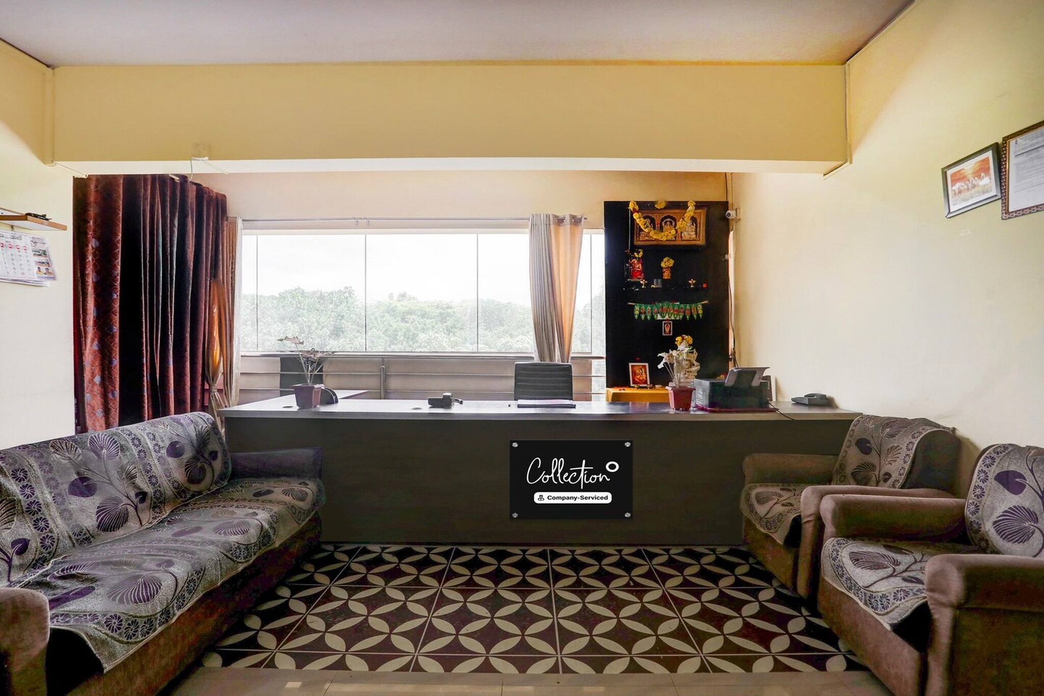 Ground floor: (bedroom(double bed, TV, seating area, air conditioning, Towels incl., Laundry Package incl., telephone, Floor mattress), bathroom(bathtub or shower, shower, washbasin, toilet, shampoo, body soap, hot water), parking)