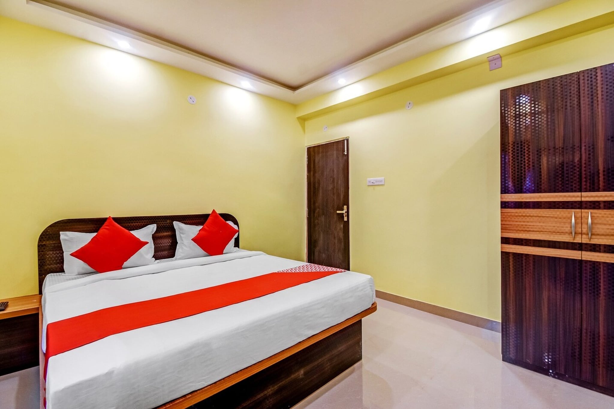 Attractively situated in the New Town district of PÄnchuria, Hotel O DOWNTOWN INN is situated 17 km from Sealdah Railway Station, 17 km from M G Road Metro Station and 17 km from Dumdum Metro Station. With a shared lounge, the 3-star hotel has air-conditioned rooms with free WiFi, each with a private bathroom. The accommodation features a shared kitchen, room service and luggage storage for guests.
The rooms at the hotel are fitted with a seating area and a flat-screen TV with satellite channels. All rooms have a desk.
Speaking English and Hindi, staff are ready to help around the clock at the reception.
Esplanade Metro Station is 19 km from Hotel O DOWNTOWN INN, while New Market is 19 km from the property. Netaji Subhash Chandra Bose International Airport is 11 km away.
We’re sorry, but we are unable to accommodate unmarried couples at this property.
Apologies, but we are currently unable to host foreign nationals at this property.
"Complimentary early check-in"– Subject to availability.