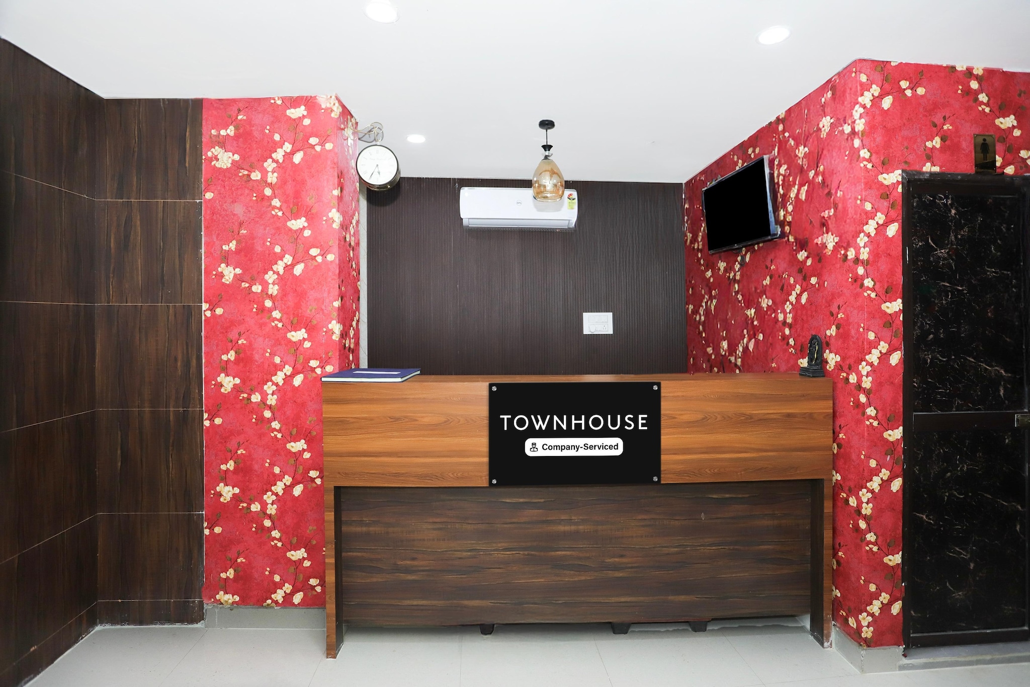 Ground floor: (bedroom(double bed, TV, seating area, air conditioning, Towels incl., telephone), bathroom(bathtub or shower, shower, washbasin, toilet, shampoo, body soap, hot water), parking, lift)