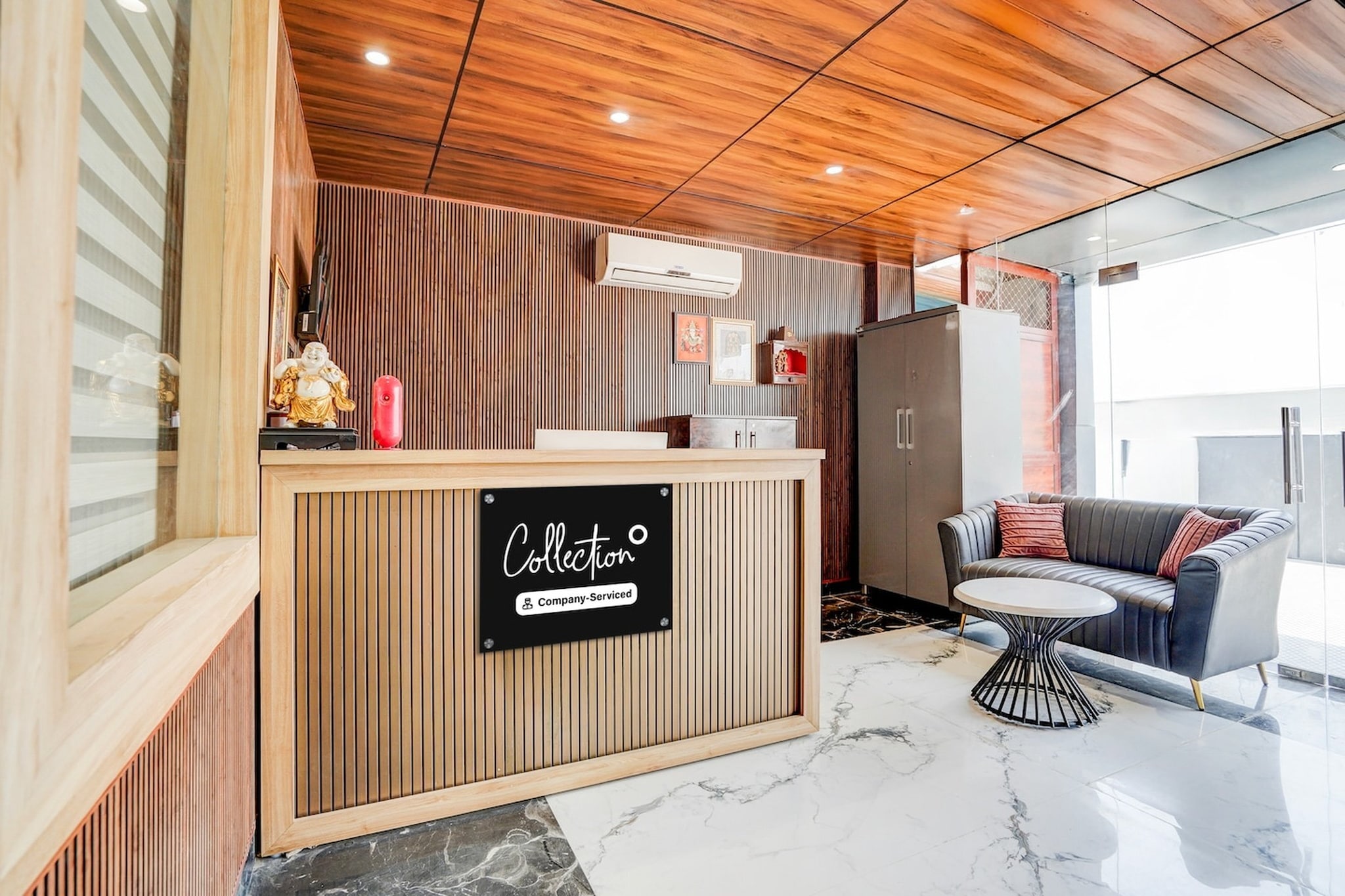 Ground floor: (bedroom(double bed, TV, seating area, air conditioning, Towels incl., telephone), bathroom(bathtub or shower, shower, washbasin, toilet, shampoo, body soap, hot water), lift)