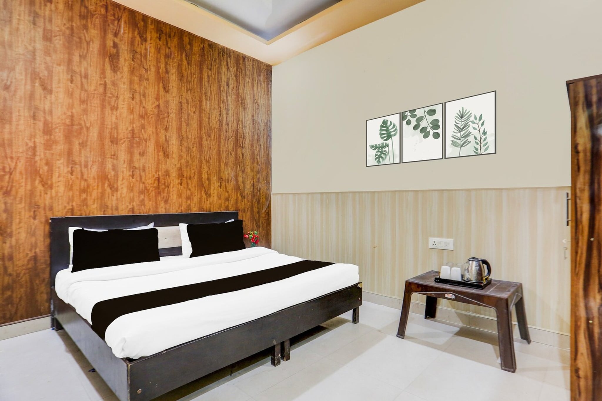 Hotel O Badkhal Lake Formerly Lake View is offering accommodation in Faridabad. Among the facilities at this property are room service and a 24-hour front desk, along with free WiFi throughout the property. The hotel has family rooms.
At the hotel all rooms include air conditioning and a private bathroom.
Delhi International Airport is 35 km from the property.
Early Check-In Policy: A full day’s room rate will be charged for check-ins before 6:00 AM.
Complimentary early check-in is available between 6:00 AM and 10:00 AM, subject to room availability.
Check-in is only available to guests aged 18 and above. Please provide a government-issued ID to confirm your age.