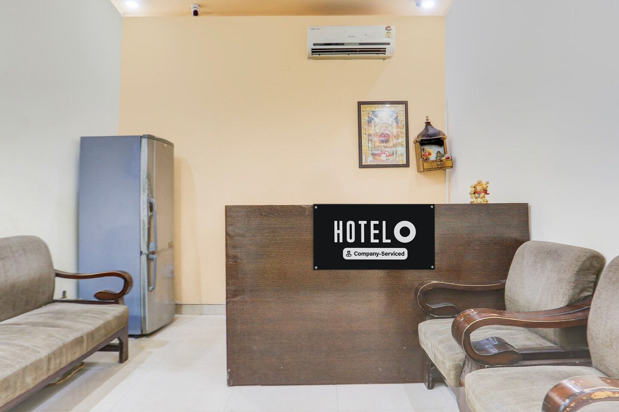 Ground floor: (bedroom(double bed, TV, seating area, air conditioning, Towels incl., telephone), bathroom(bathtub or shower, shower, washbasin, toilet, shampoo, body soap, hot water), parking)