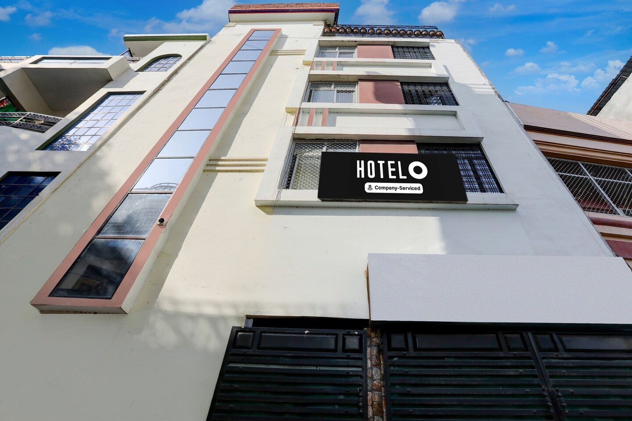 Ground floor: (bedroom(double bed, TV, seating area, air conditioning, Towels incl., telephone), bathroom(bathtub or shower, shower, washbasin, toilet, shampoo, body soap, hot water), parking)