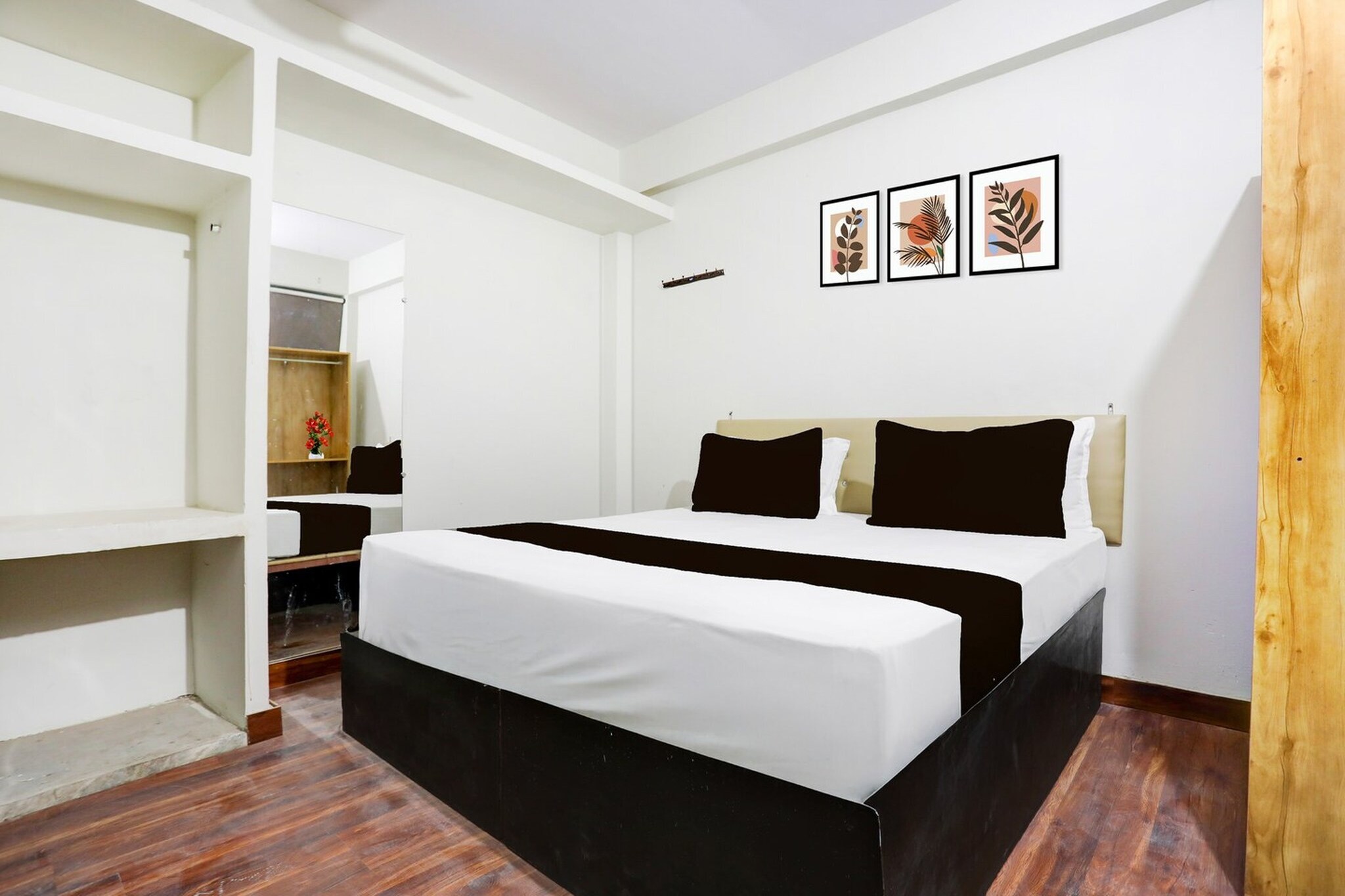 Located in Colonelganj, Uttar Pradesh region, Hotel O George Town is situated 9.2 km from Phaphamau Junction. The accommodation provides a 24-hour front desk, airport transfers, room service and free WiFi throughout the property.
Guest rooms at the hotel are equipped with a seating area, a flat-screen TV with satellite channels and a private bathroom with free toiletries and a bath or shower. All rooms at Hotel O George Town include air conditioning and a desk.
Allahabad Airport is 13 km away.
Early Check-In Policy: A full day’s room rate will be charged for check-ins before 6:00 AM.
Complimentary early check-in is available between 6:00 AM and 10:00 AM, subject to room availability.