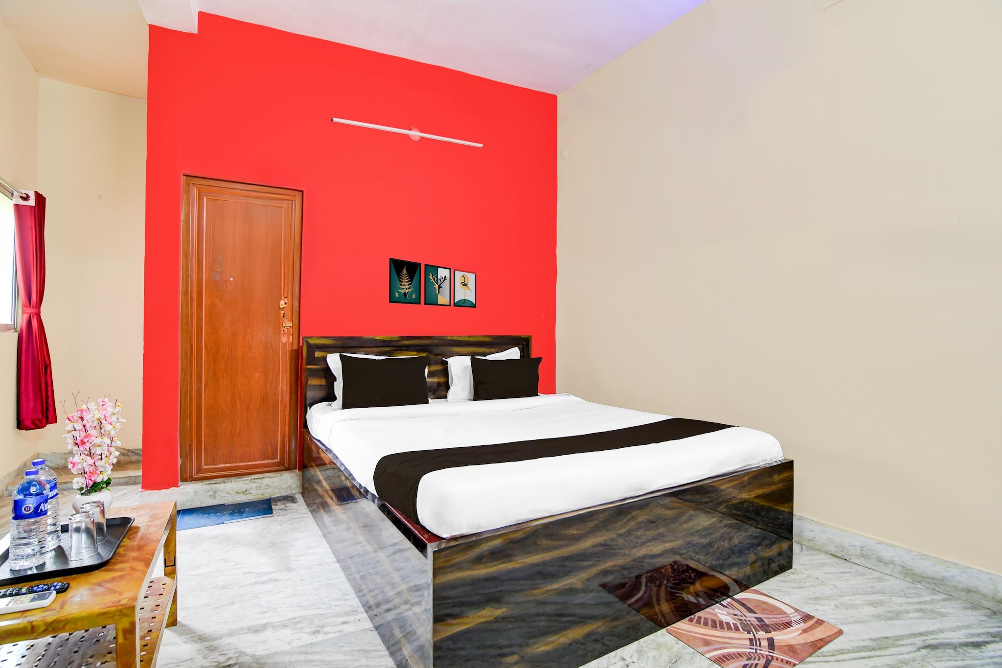 Ground floor: (bedroom(double bed, TV, seating area, air conditioning, Towels incl., telephone), bathroom(bathtub or shower, shower, washbasin, toilet, shampoo, body soap, hot water))
