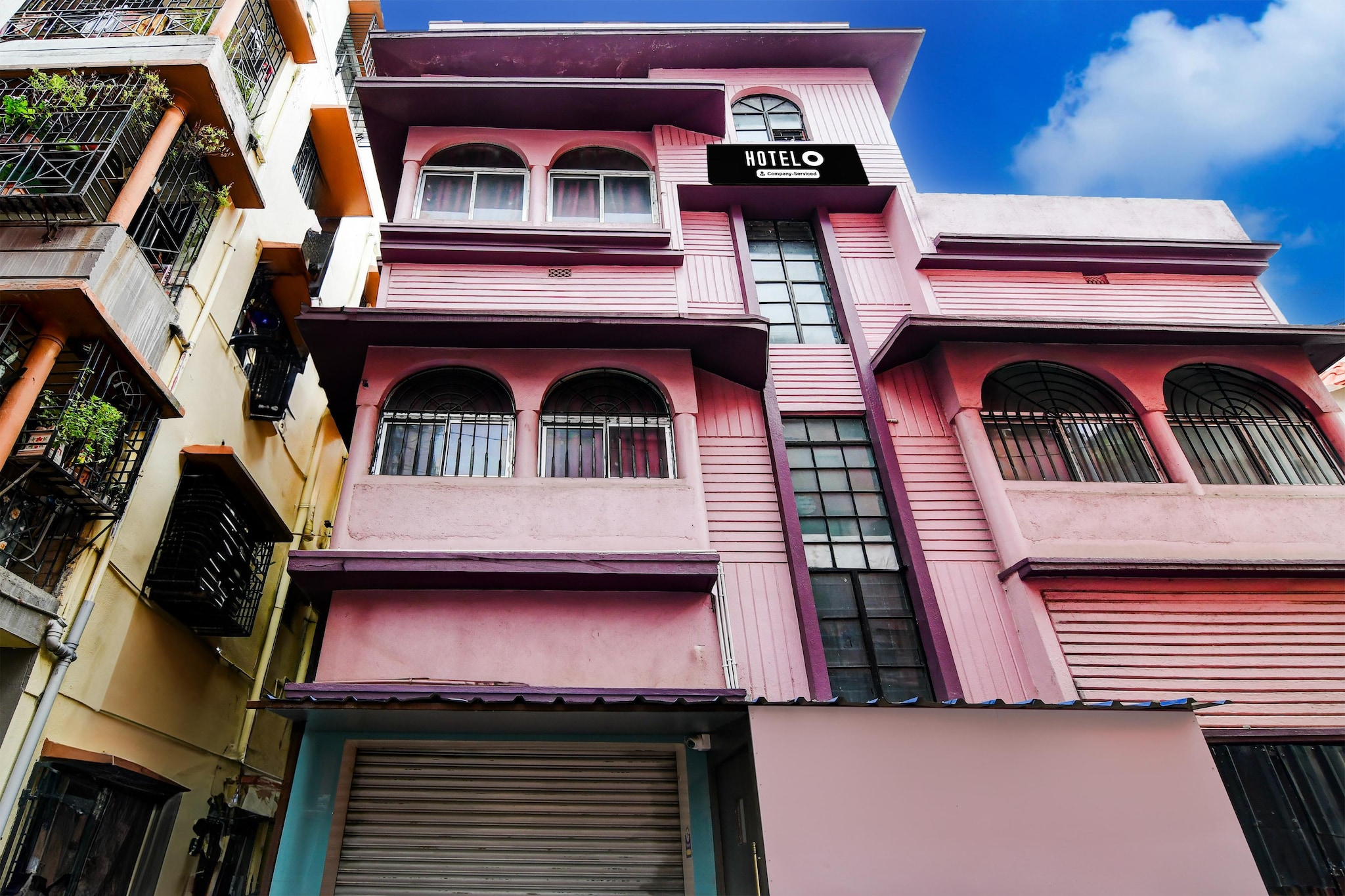 Comfortable Accommodations: Hotel O Kaikhali More Near Airport Formerly Fantasy in Kolkata offers family rooms with air-conditioning, private bathrooms, work desks, and seating areas. Each room includes free toiletries, bath or shower, TV, and tiled floors.
Essential Facilities: Guests enjoy free WiFi, a 24-hour front desk, housekeeping service, room service, and luggage storage. The hotel provides a welcoming environment with English and Hindi spoken at reception.
Convenient Location: Located 80 km from Dr. Babasaheb Ambedkar International Airport, the hotel is situated in Chiriamore, Kaikhali, Block KA, Kolkata. Nearby attractions include the Victoria Memorial and Eden Gardens.
Early Check-In Policy: A full day’s room rate will be charged for check-ins before 6:00 AM.
Complimentary early check-in is available between 6:00 AM and 10:00 AM, subject to room availability.
Apologies, but we are currently unable to host foreign nationals at this property.
Check-in is only available to guests aged 18 and above. Please provide a government-issued ID to confirm your age.