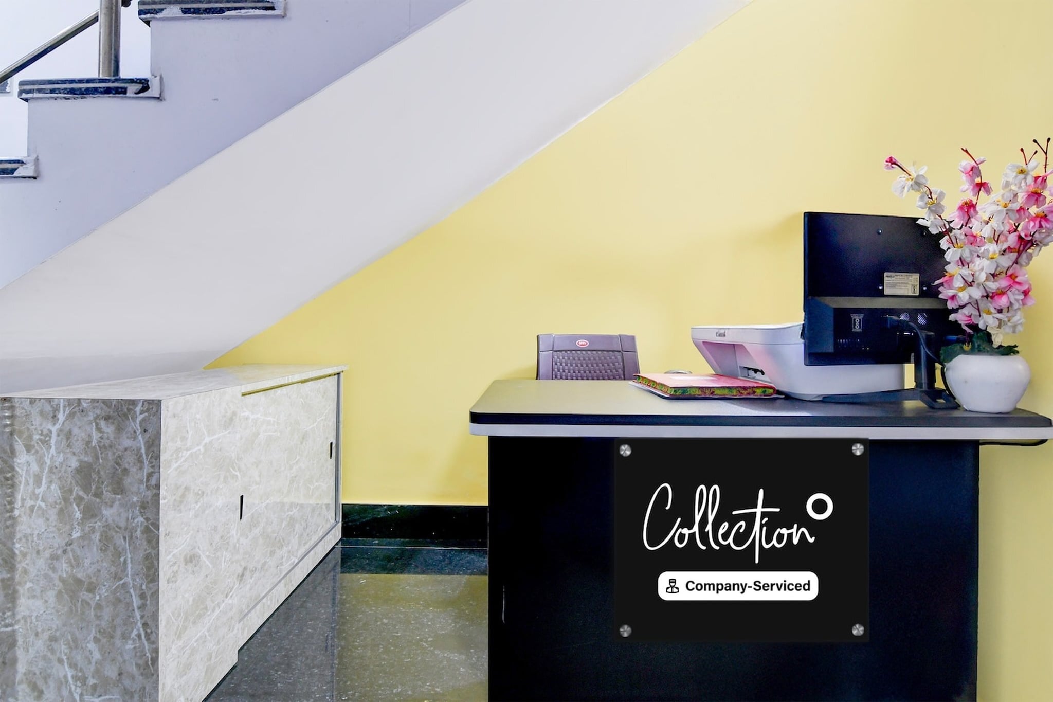 Ground floor: (bedroom(double bed, TV, seating area, air conditioning, Towels incl., telephone), bathroom(bathtub or shower, shower, washbasin, toilet, shampoo, body soap, hot water), parking)