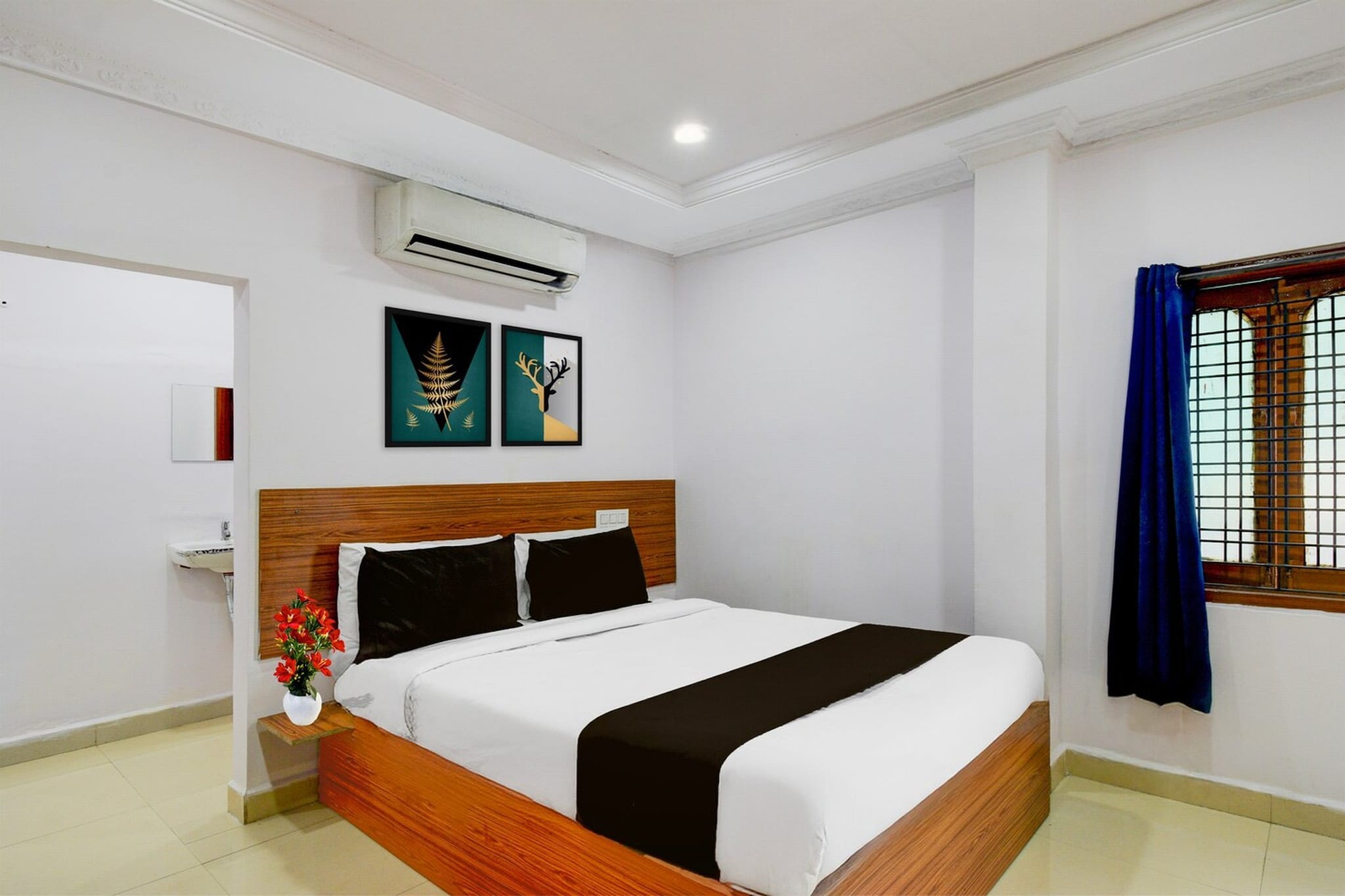 Ground floor: (bedroom(double bed, TV, seating area, air conditioning, Towels incl., telephone), bathroom(bathtub or shower, shower, washbasin, toilet, shampoo, body soap, hot water))