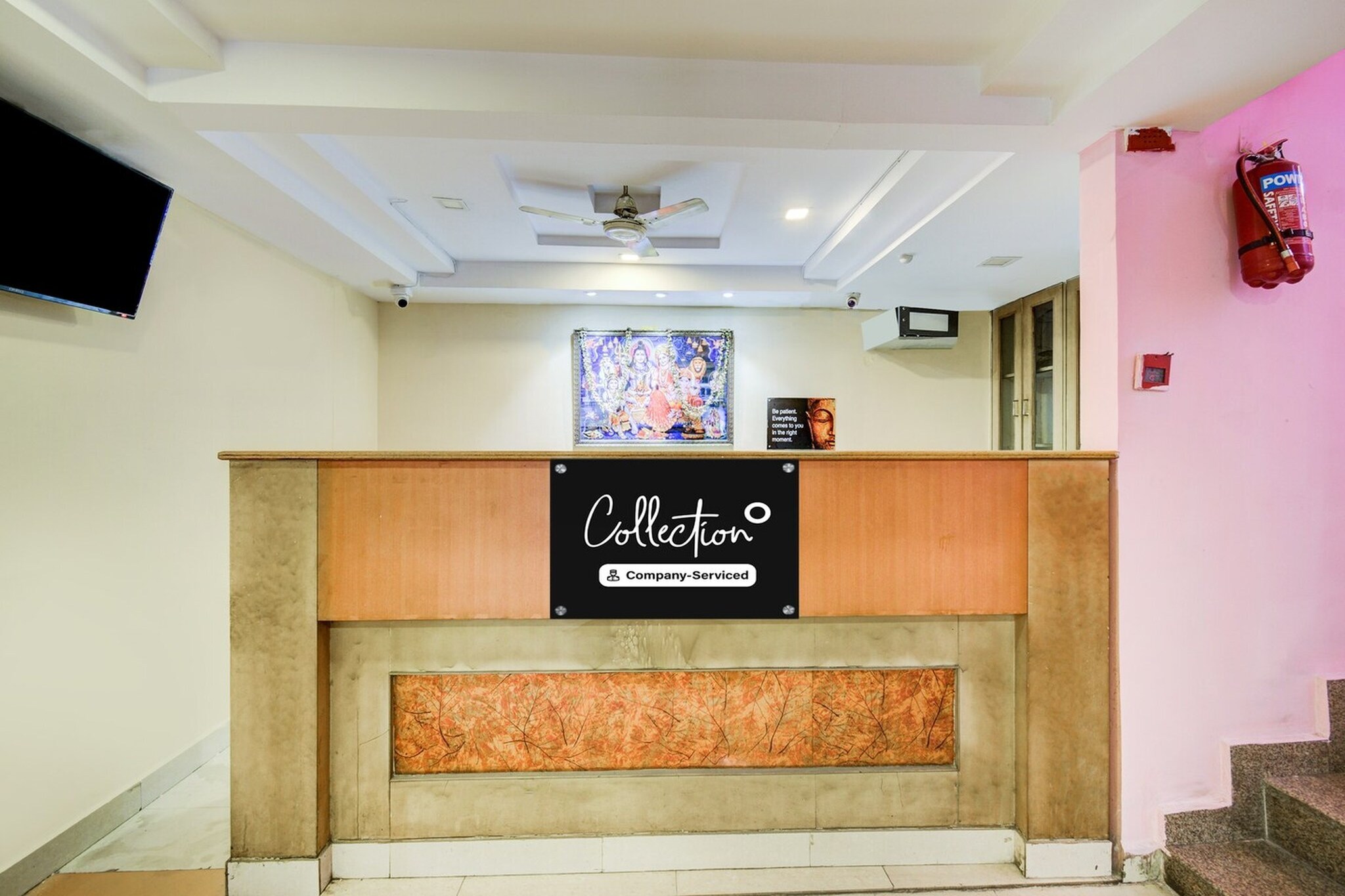 Ground floor: (bedroom(double bed, TV, seating area, air conditioning, Towels incl., telephone), bathroom(bathtub or shower, shower, washbasin, toilet, shampoo, body soap, hot water), parking, lift)