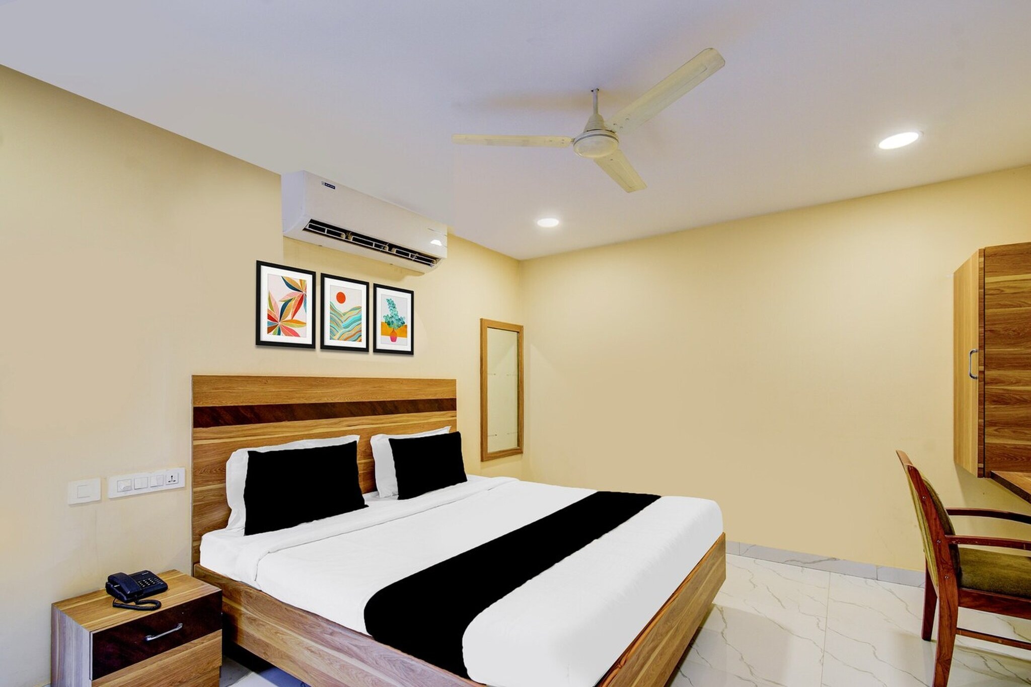 Hotel O Victoria Memorial Metro Formerly Shanthaa Residency features accommodation in Jāmb.
At the hotel rooms include air conditioning and a private bathroom.
Dr. Babasaheb Ambedkar International Airport is 80 km from the property.
1. Unmarried couples are warmly welcome at this property.
2. Guests with local ID proof are warmly welcome.
3.Early Check-In Policy: A full day’s room rate will be charged for check-ins before 6:00 AM.
Complimentary early check-in is available between 6:00 AM and 10:00 AM, subject to room availability.
Check-in is only available to guests aged 18 and above. Please provide a government-issued ID to confirm your age.