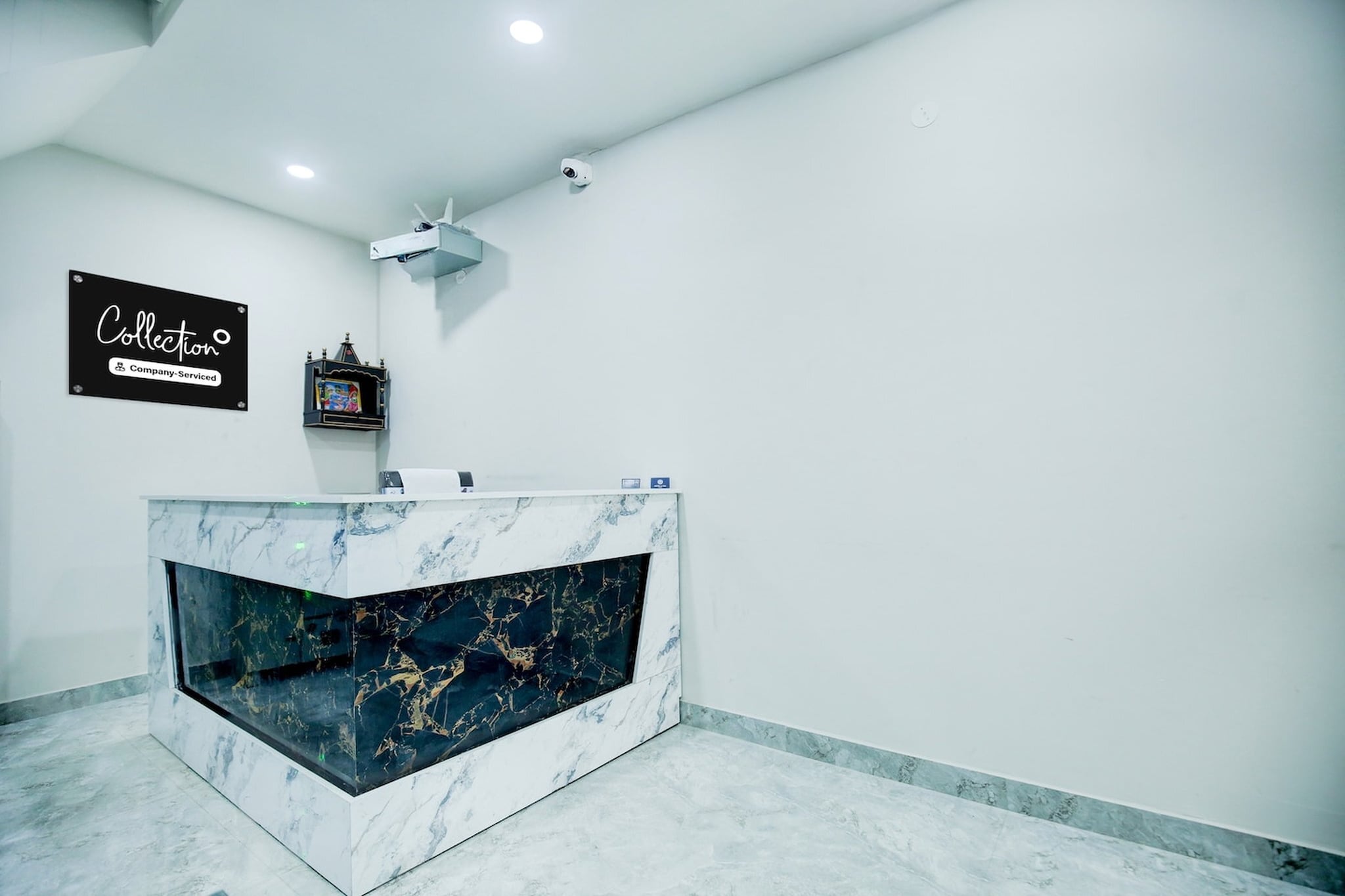 Ground floor: (bedroom(double bed, TV, seating area, air conditioning, Towels incl., telephone), bathroom(bathtub or shower, shower, washbasin, toilet, shampoo, body soap, hot water))