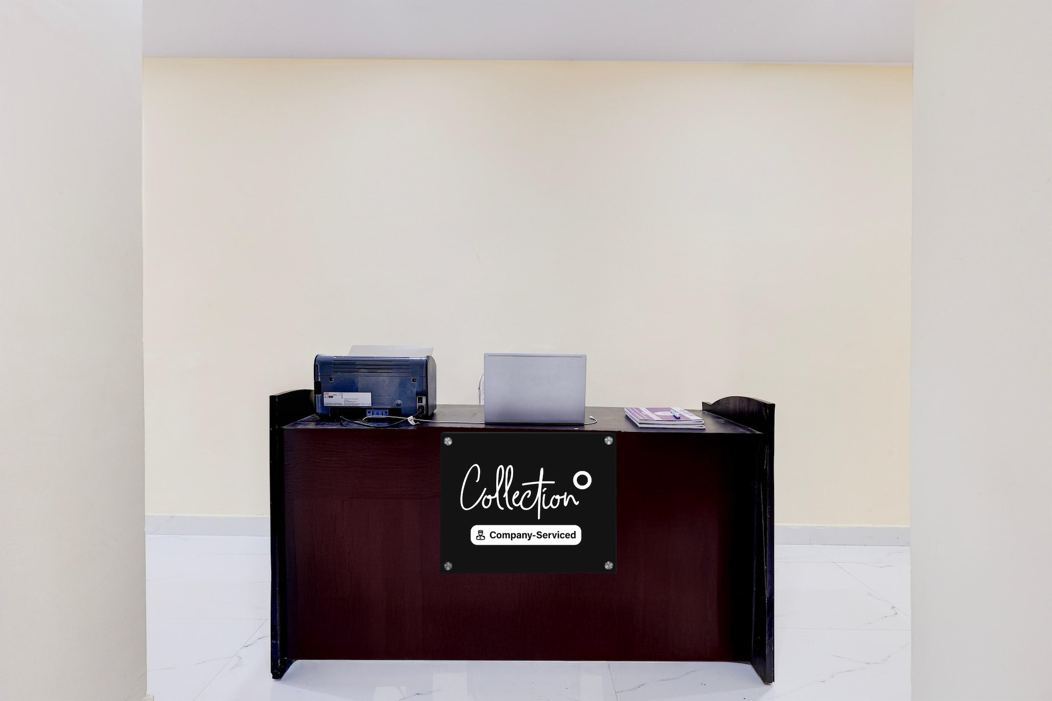 Ground floor: (bedroom(double bed, TV, seating area, air conditioning, Towels incl., telephone, Floor mattress), bathroom(bathtub or shower, shower, washbasin, toilet, shampoo, body soap, hot water), parking, lift)