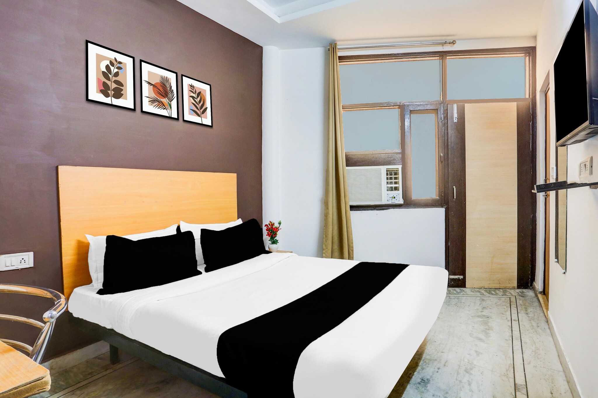 Ground floor: (bedroom(double bed, TV, seating area, air conditioning, lift, Laundry Package incl., Laundry Package incl., telephone, Floor mattress), bathroom(bathtub or shower, shower, washbasin, toilet, Towels incl., shampoo, body soap, hot water), parking)