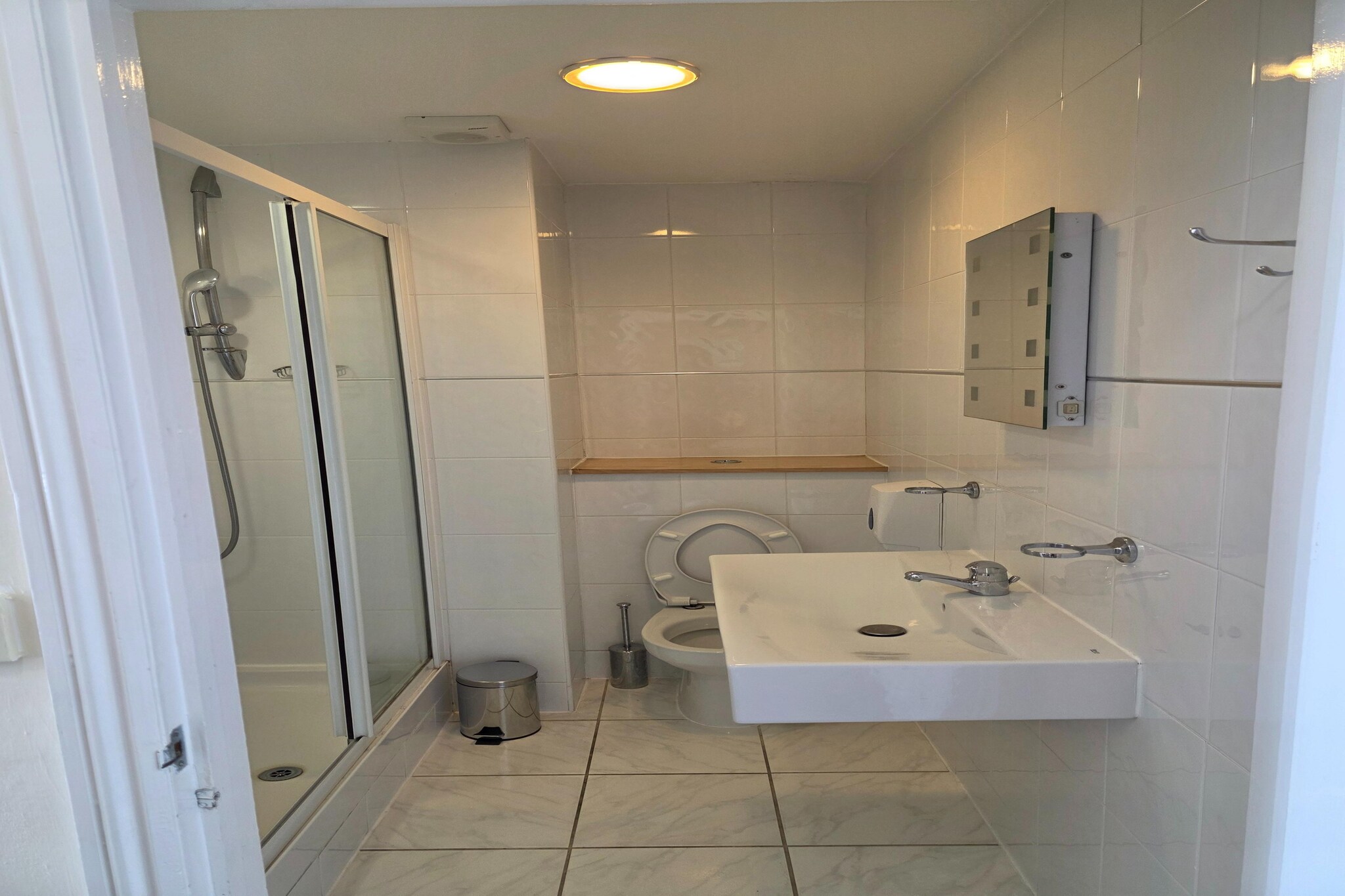 Russel Triple Room-Bathroom