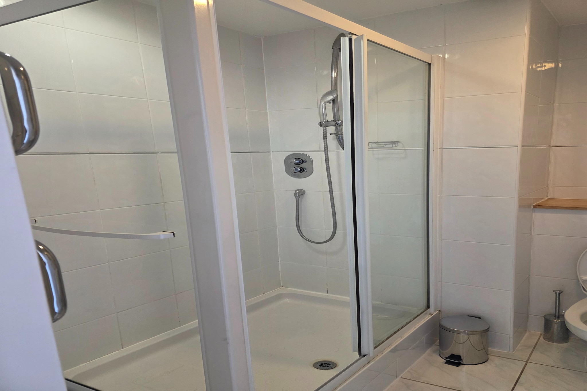 Russel Triple Room-Bathroom