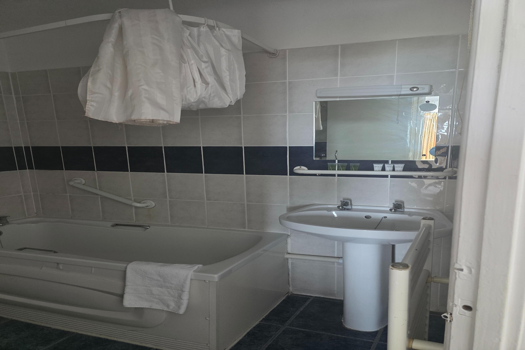 Russel Triple Room-Bathroom