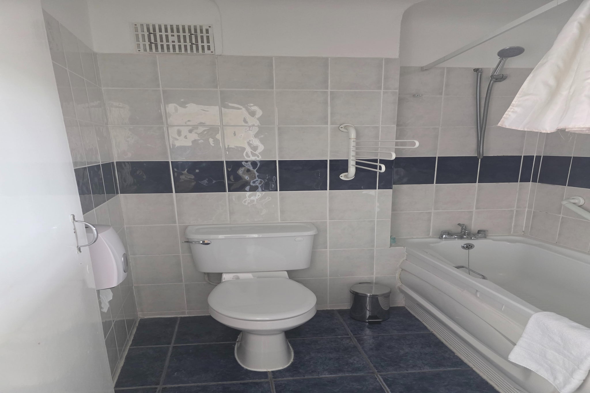Russel Triple Room-Bathroom