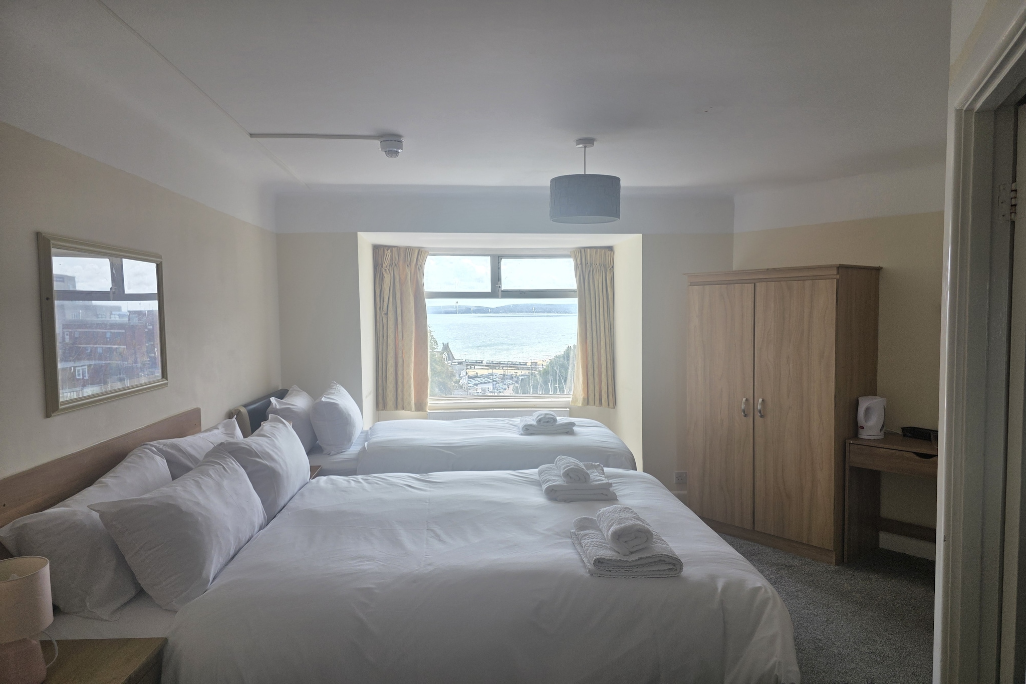 Russel Triple Room-Bedroom