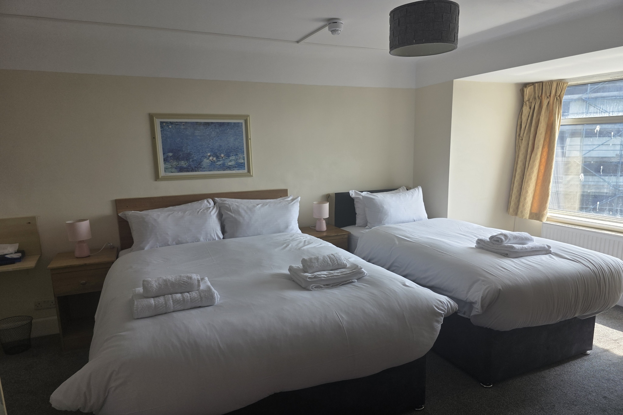 Russel Triple Room-Bedroom