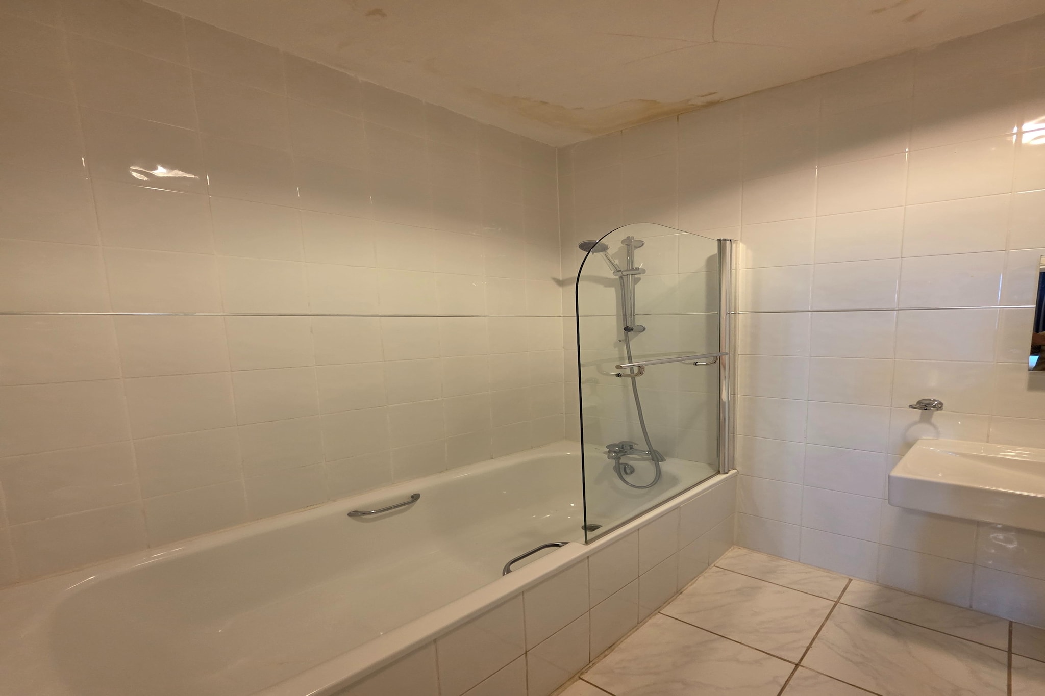 Russel Double Room-Bathroom
