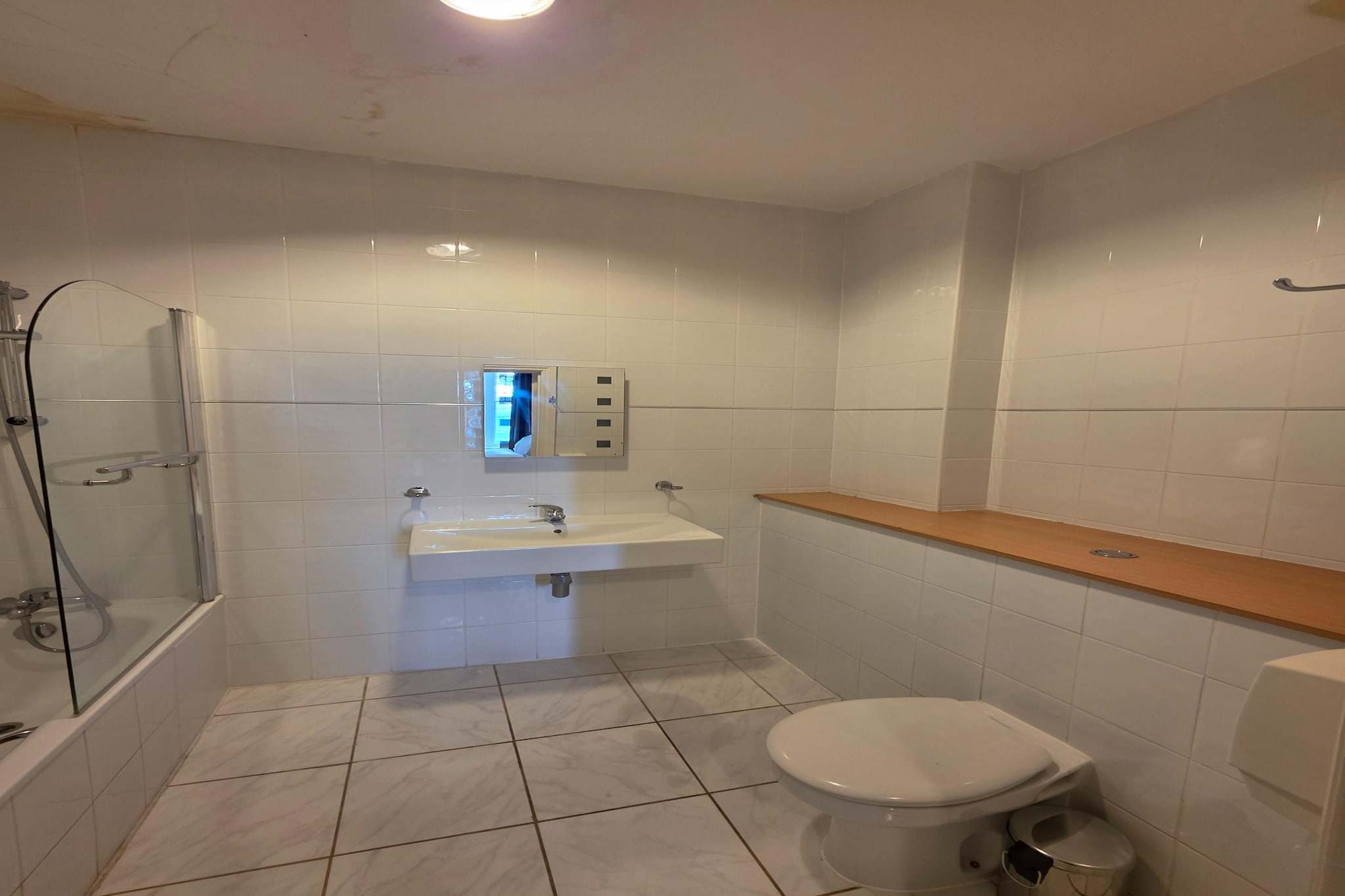 Russel Double Room-Bathroom