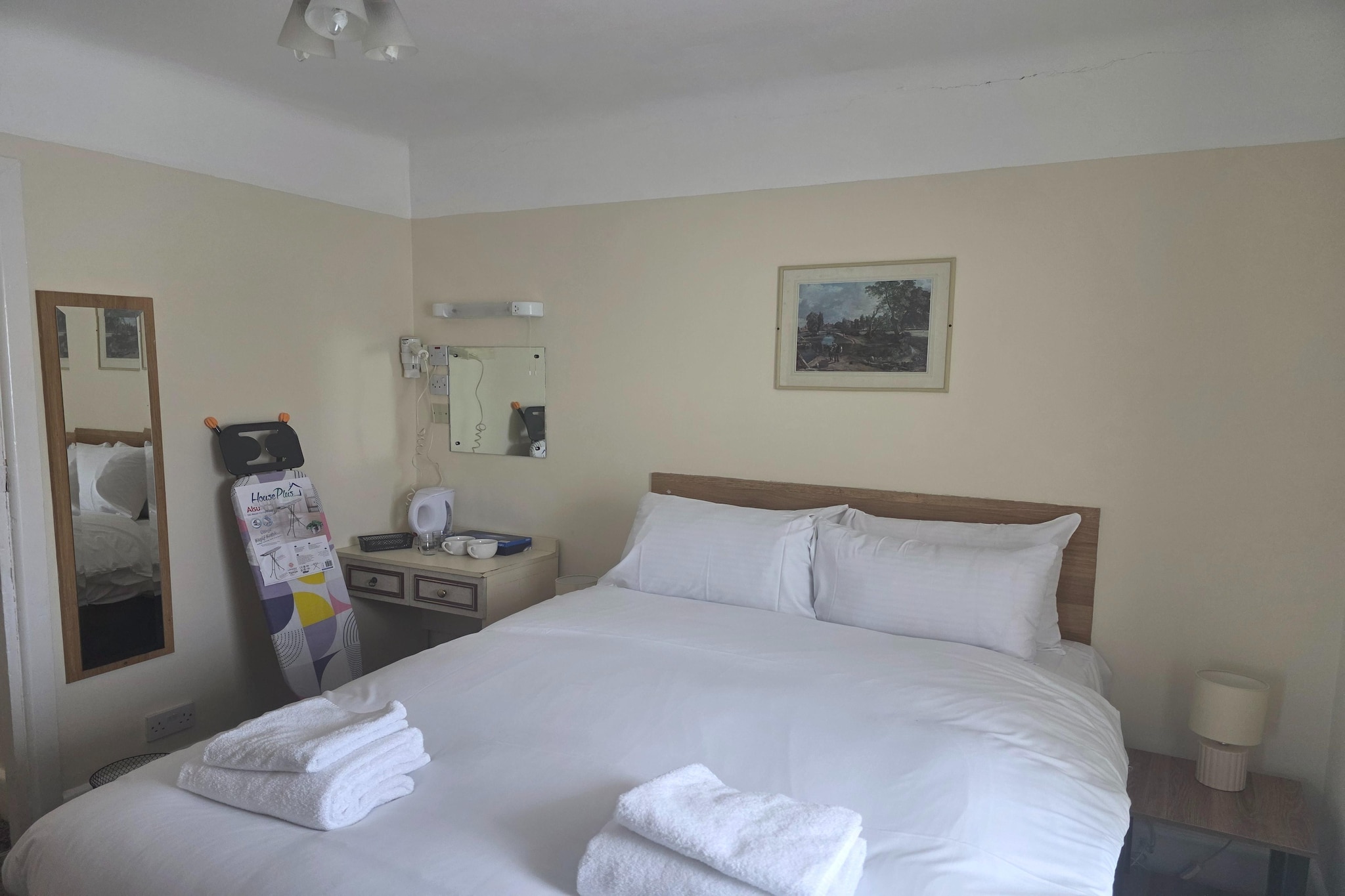Russel Double Room-Bedroom