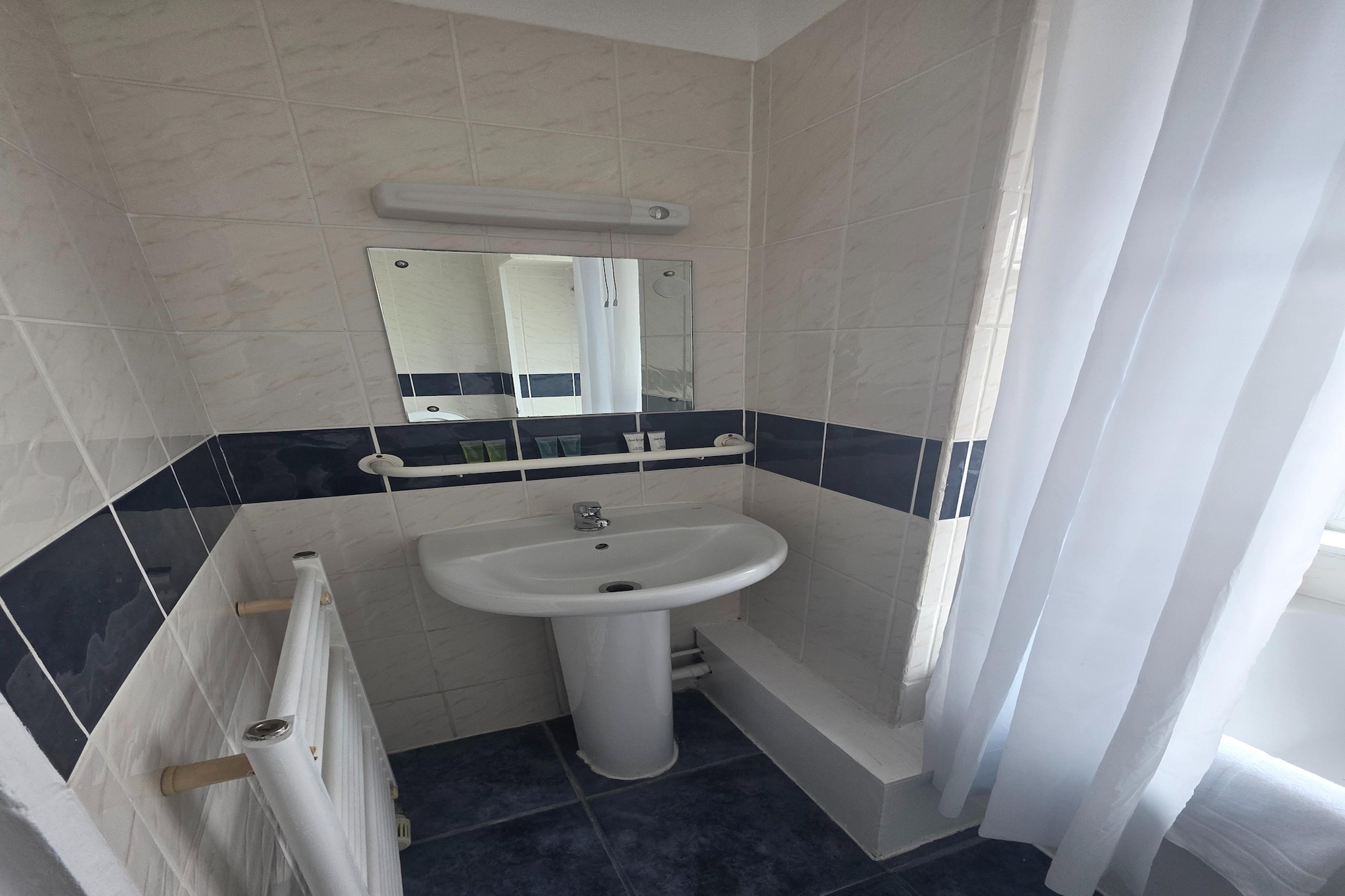 Russel Double Room-Bathroom
