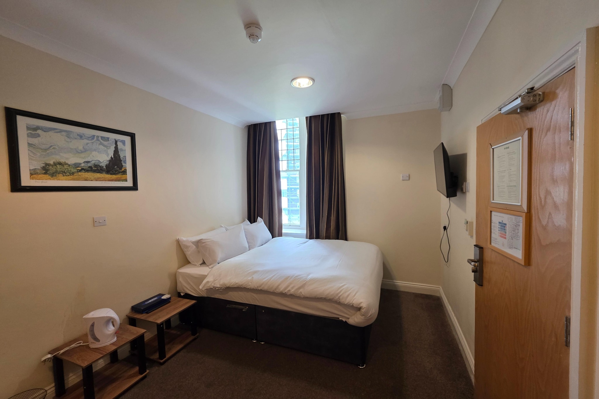 Russel Double Room-Bedroom