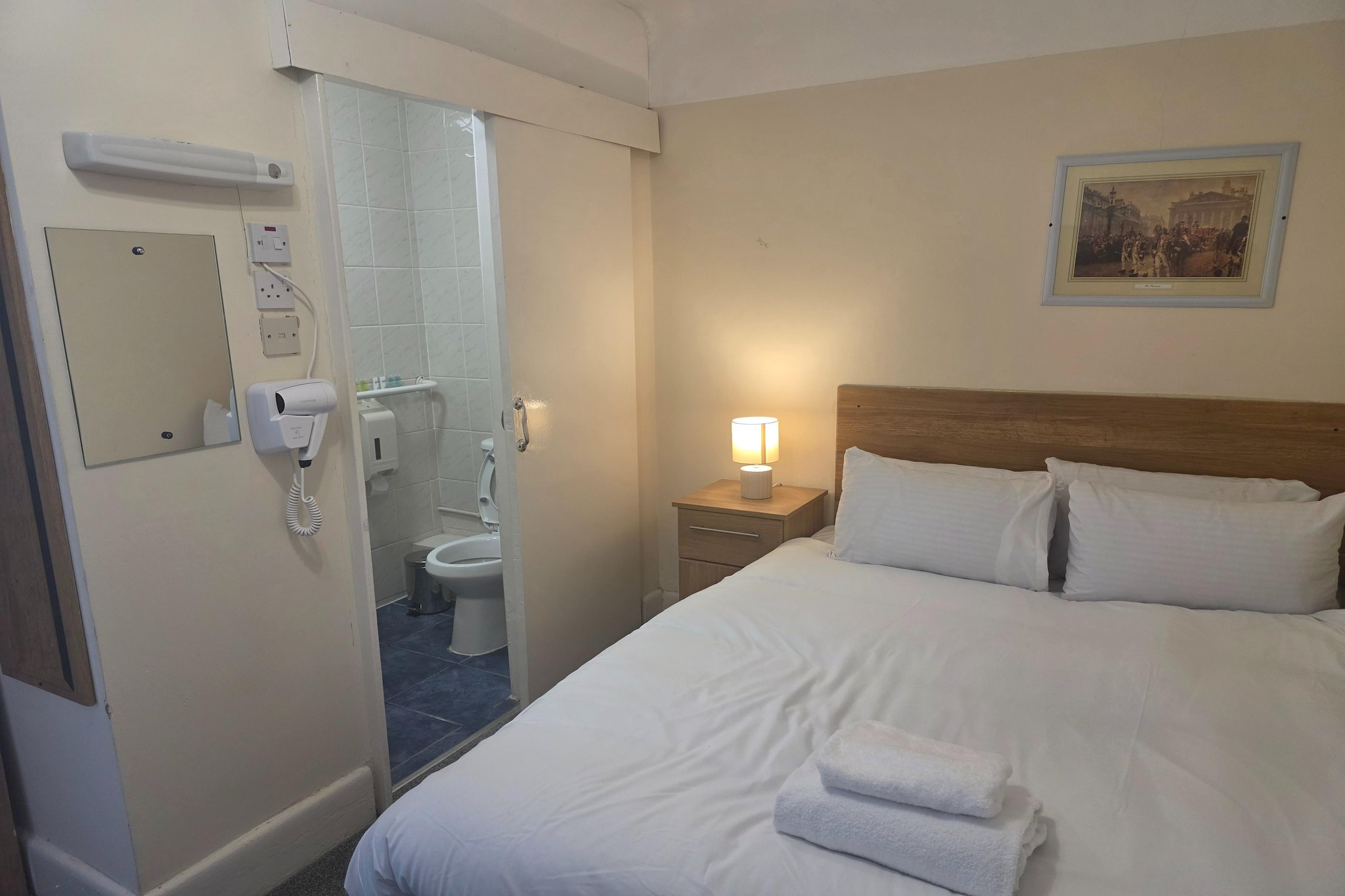 Russel Double Room-Bedroom
