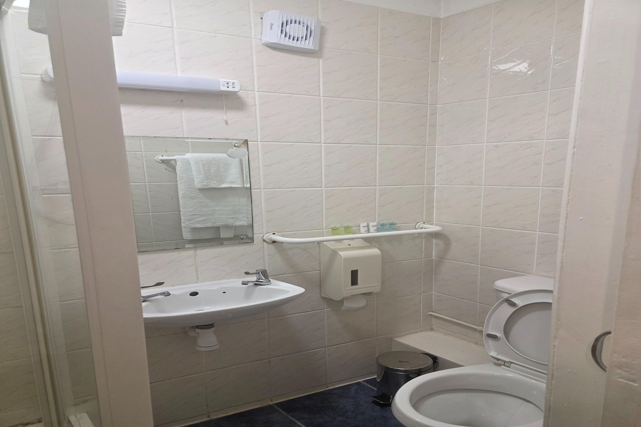 Russel Double Room-Bathroom