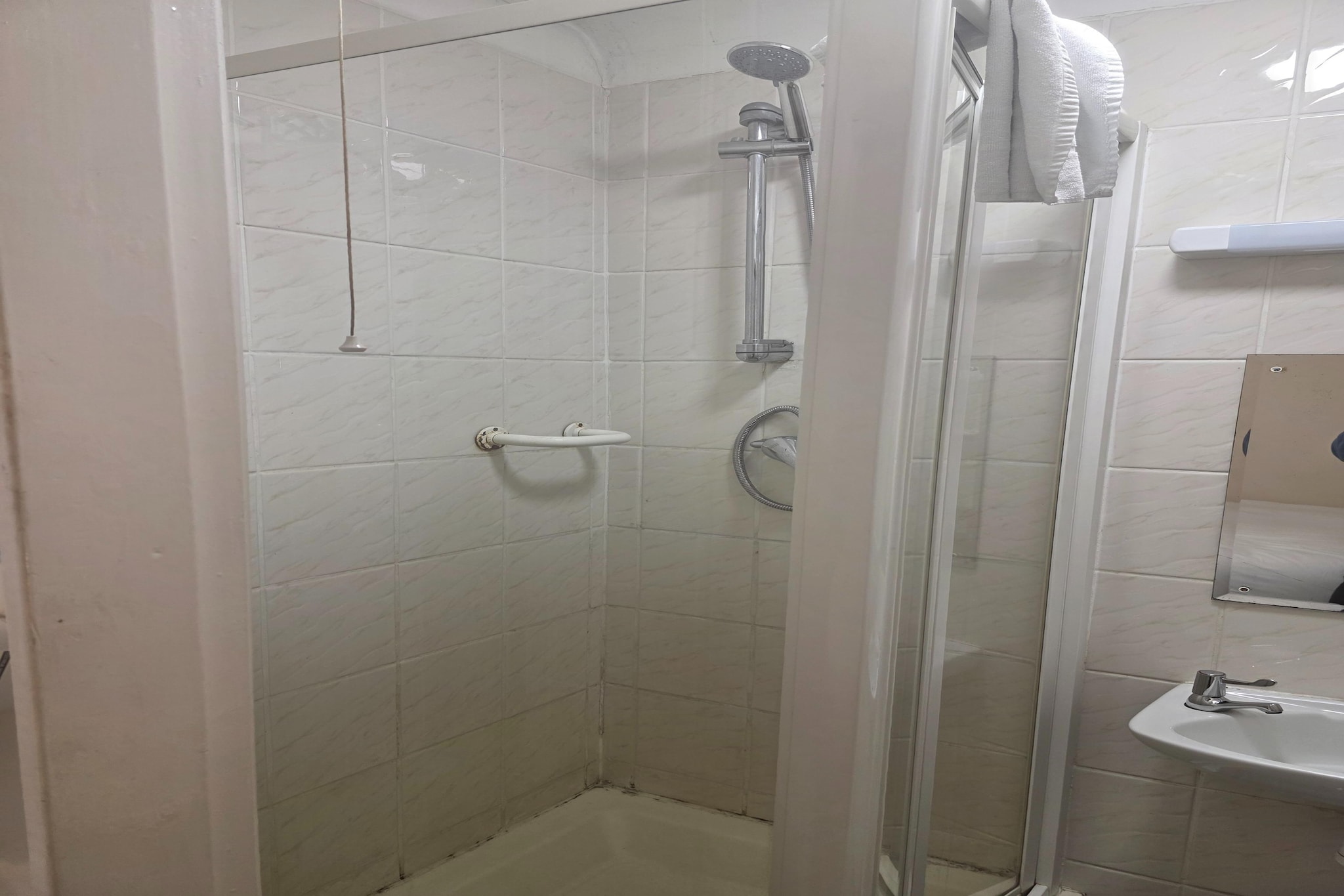 Russel Double Room-Bathroom