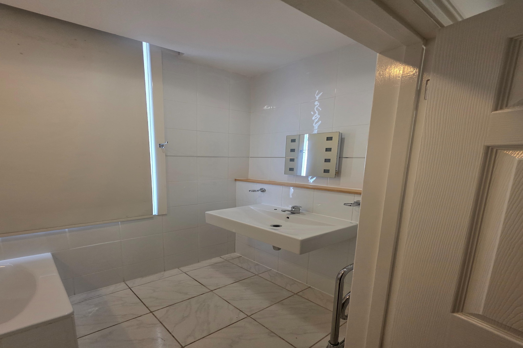 Russel Twin Room-Bathroom