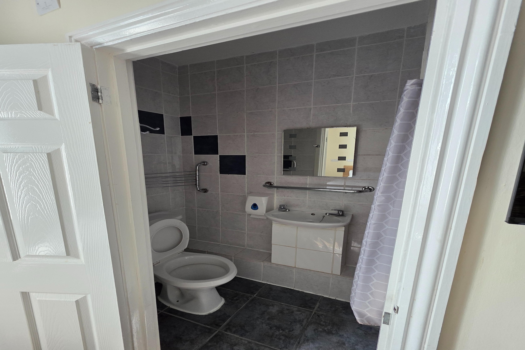 Russel Twin Room-Bathroom