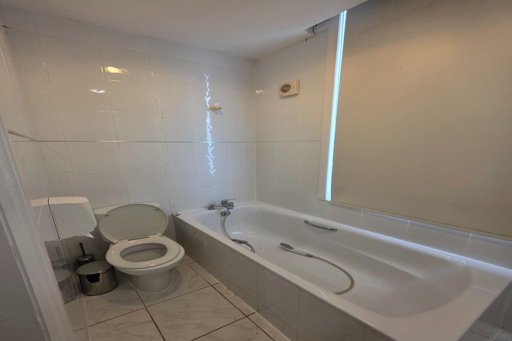 Russel Twin Room-Bathroom