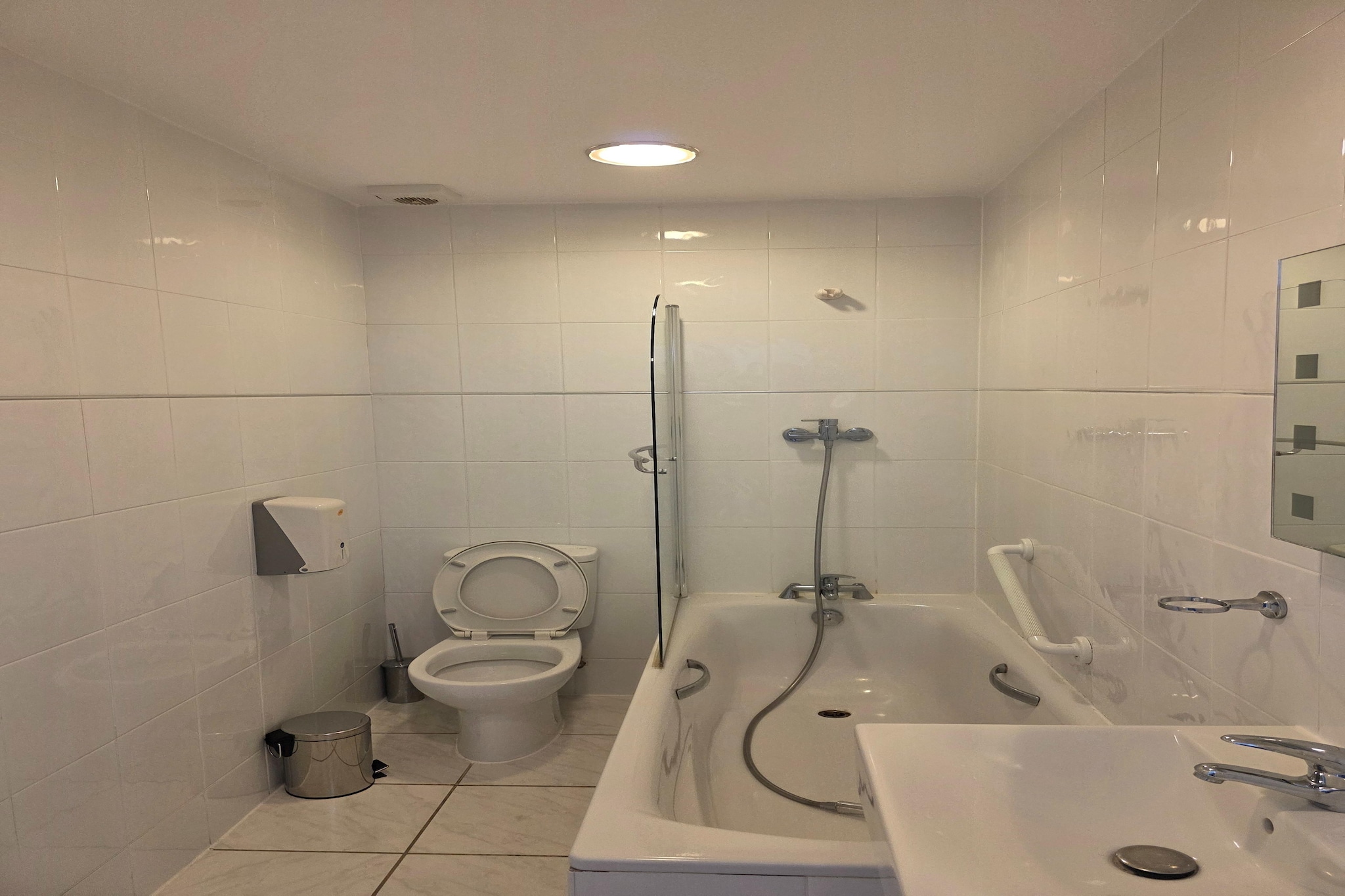 Russel Twin Room-Bathroom