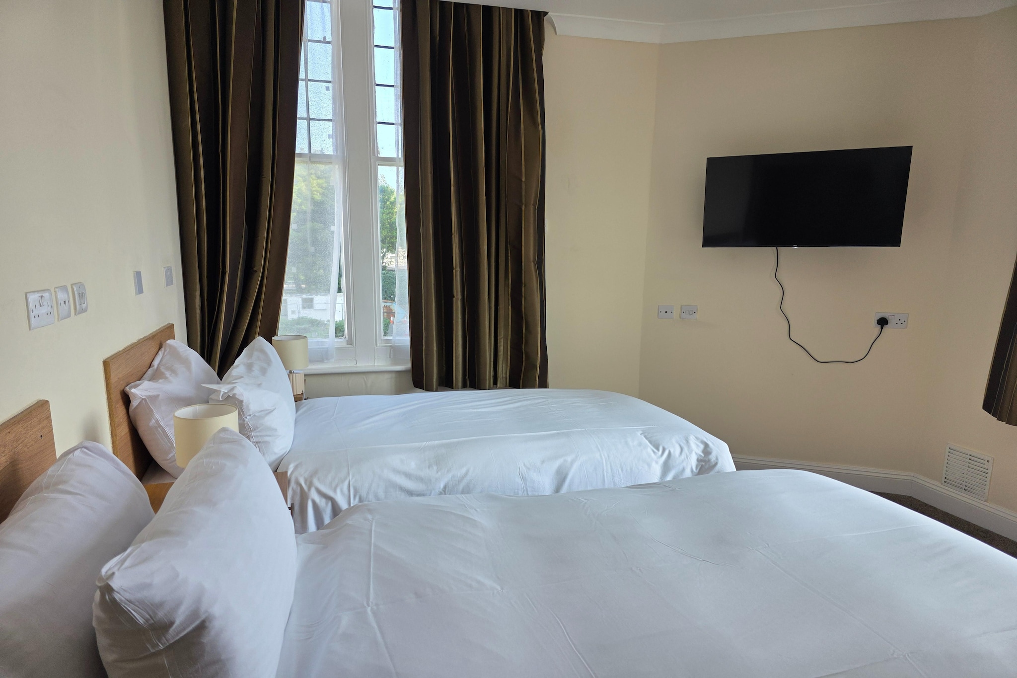 Russel Twin Room-Bedroom