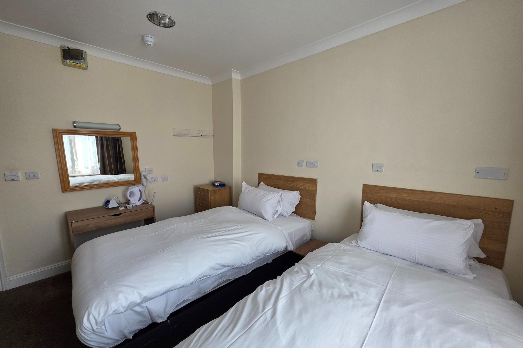Russel Twin Room-Bedroom