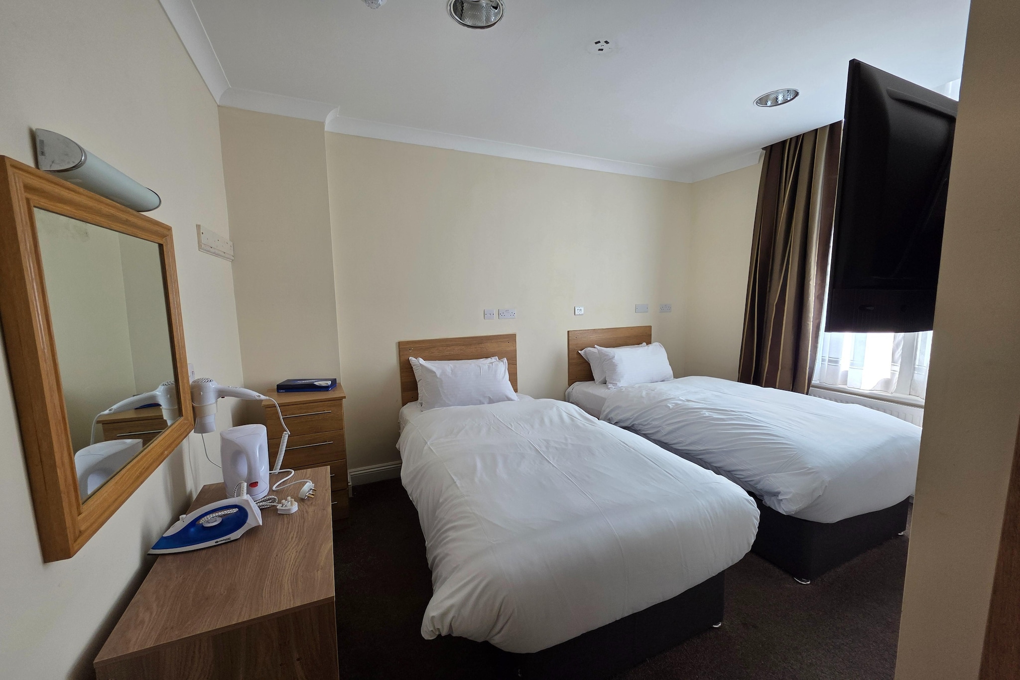Russel Twin Room-Bedroom