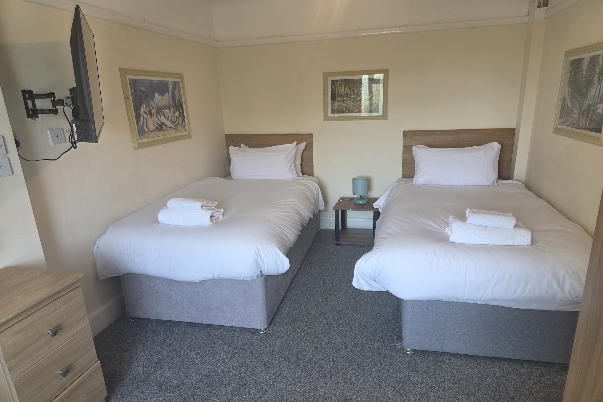 Russel Twin Room-Bedroom
