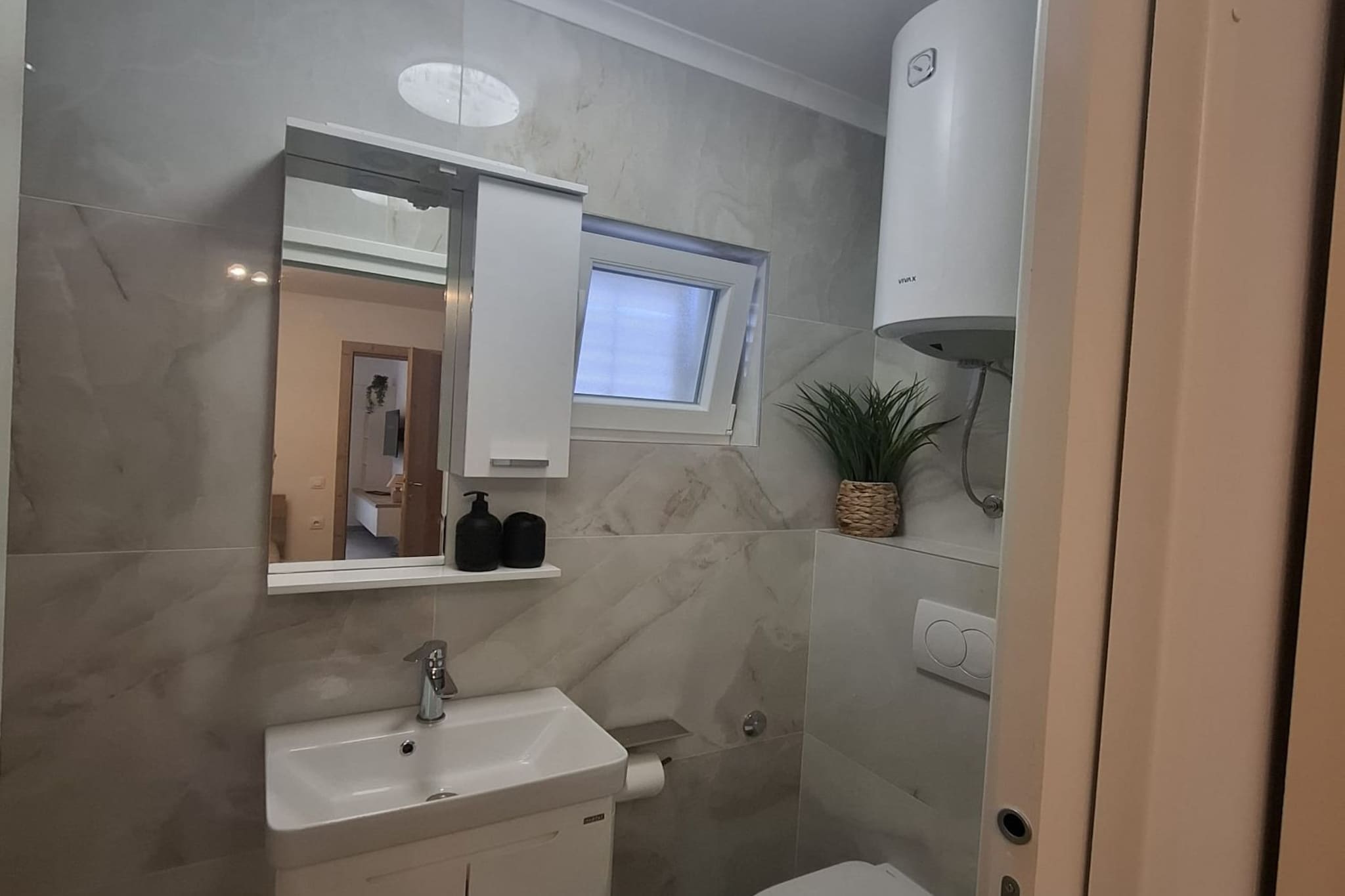 Apartment Jakić - One Bedroom Apartment with Garden View-Bathroom