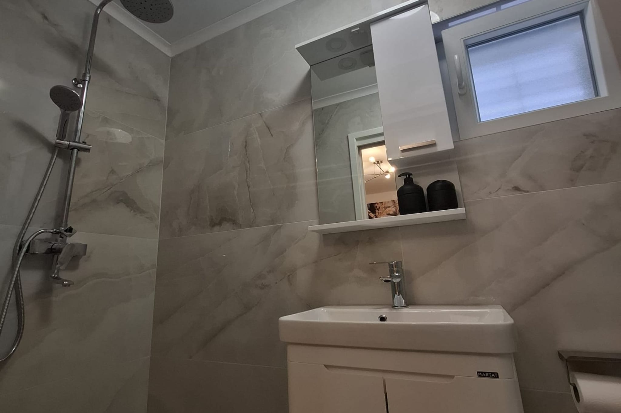 Apartment Jakić - One Bedroom Apartment with Garden View-Bathroom