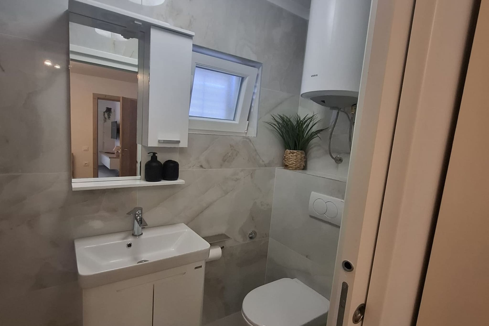 Apartment Jakić - One Bedroom Apartment with Garden View-Bathroom