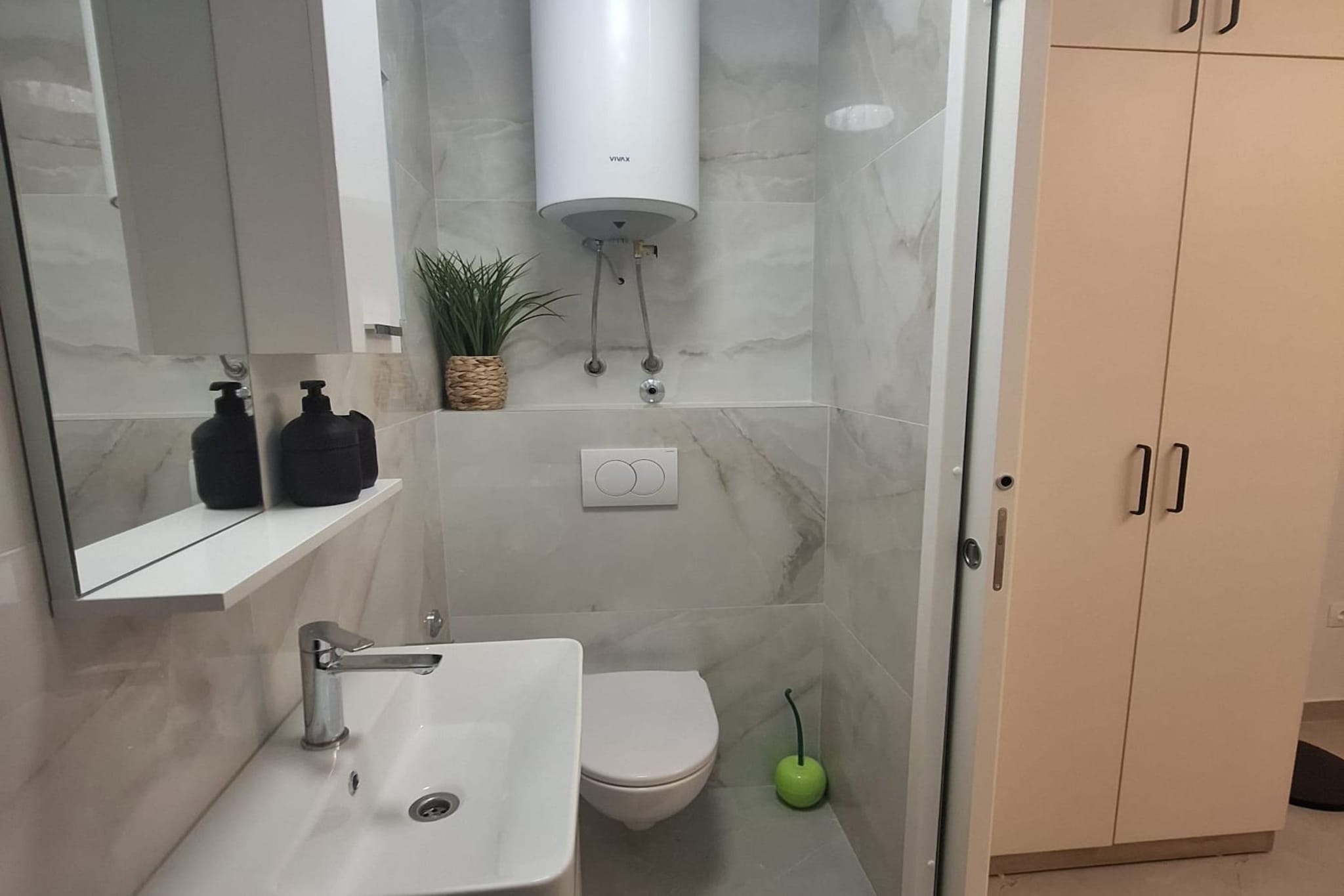Apartment Jakić - One Bedroom Apartment with Garden View-Bathroom