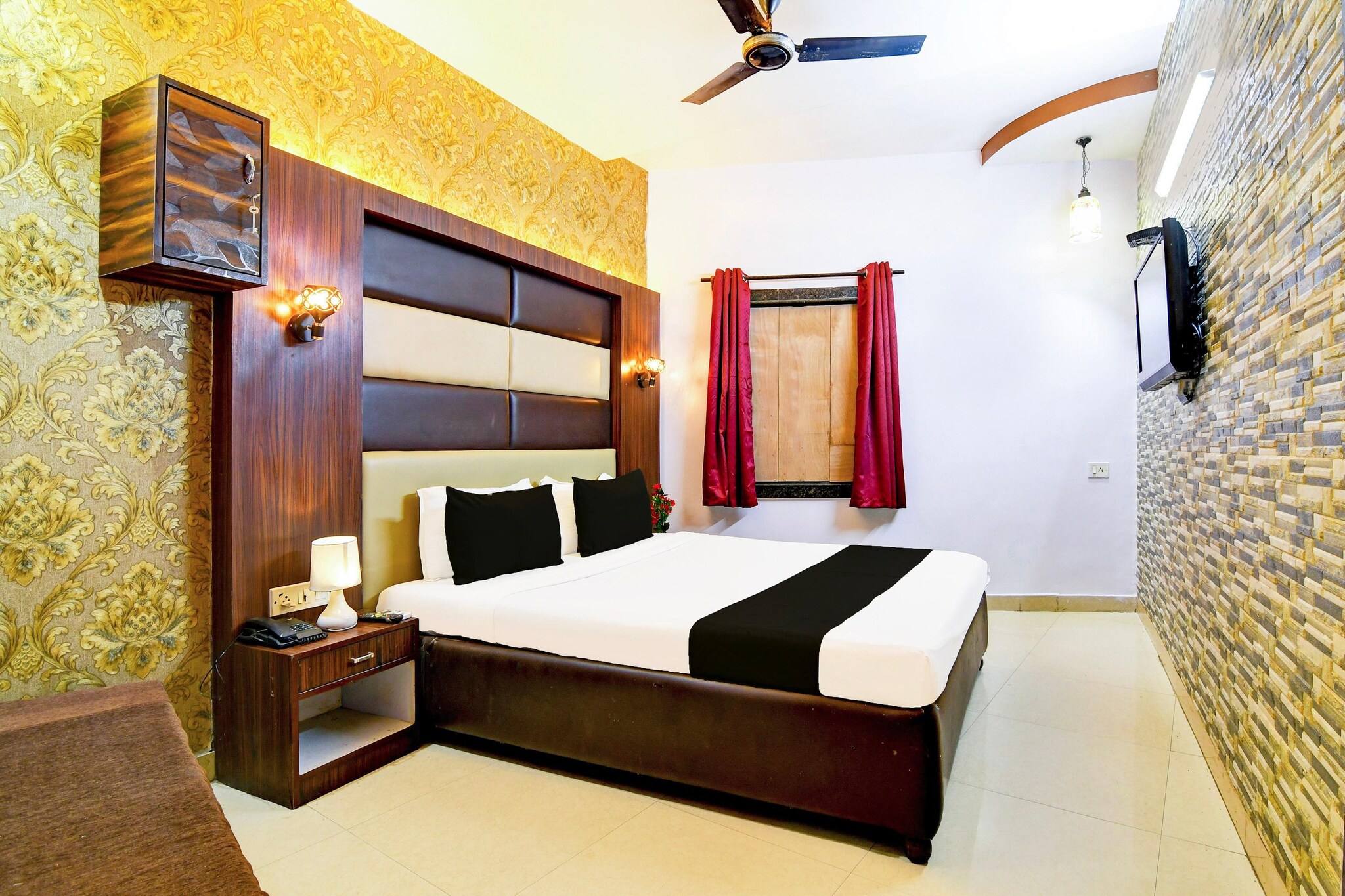 Comfortable Accommodations: Super Collection O Karaya Road Formerly Hotel New Diamond in Kolkata offers family rooms with air-conditioning, private bathrooms, and free WiFi. Each room includes a work desk, seating area, TV, and free toiletries.

Dining Experience: The family-friendly restaurant serves Indian cuisine in a traditional, modern, and romantic ambience. Guests can enjoy lunch and dinner in a welcoming setting.

Convenient Facilities: The hotel features a lounge, 24-hour front desk, shared kitchen, housekeeping service, coffee shop, laundry service, room service, and luggage storage. Free on-site parking is available.

Prime Location: Located 18 km from Netaji Subhash Chandra Bose International Airport and 2 km from Park Street Metro Station. 
1. Unmarried couples are warmly welcome at this property.
2. Guests with local ID proof are warmly welcome.
3.Early Check-In Policy: A full dayâ€™s room rate will be charged for check-ins before 6:00 AM. Complimentary early check-in is available between 6:00 AM and 10:00 AM, subject to room availability.
4. Foreign Guests Restricted: Apologies, but we are currently unable to host foreign nationals at this property.

Check-in is only available to guests aged 18 and above. Please provide a government-issued ID to confirmÂ yourÂ age.