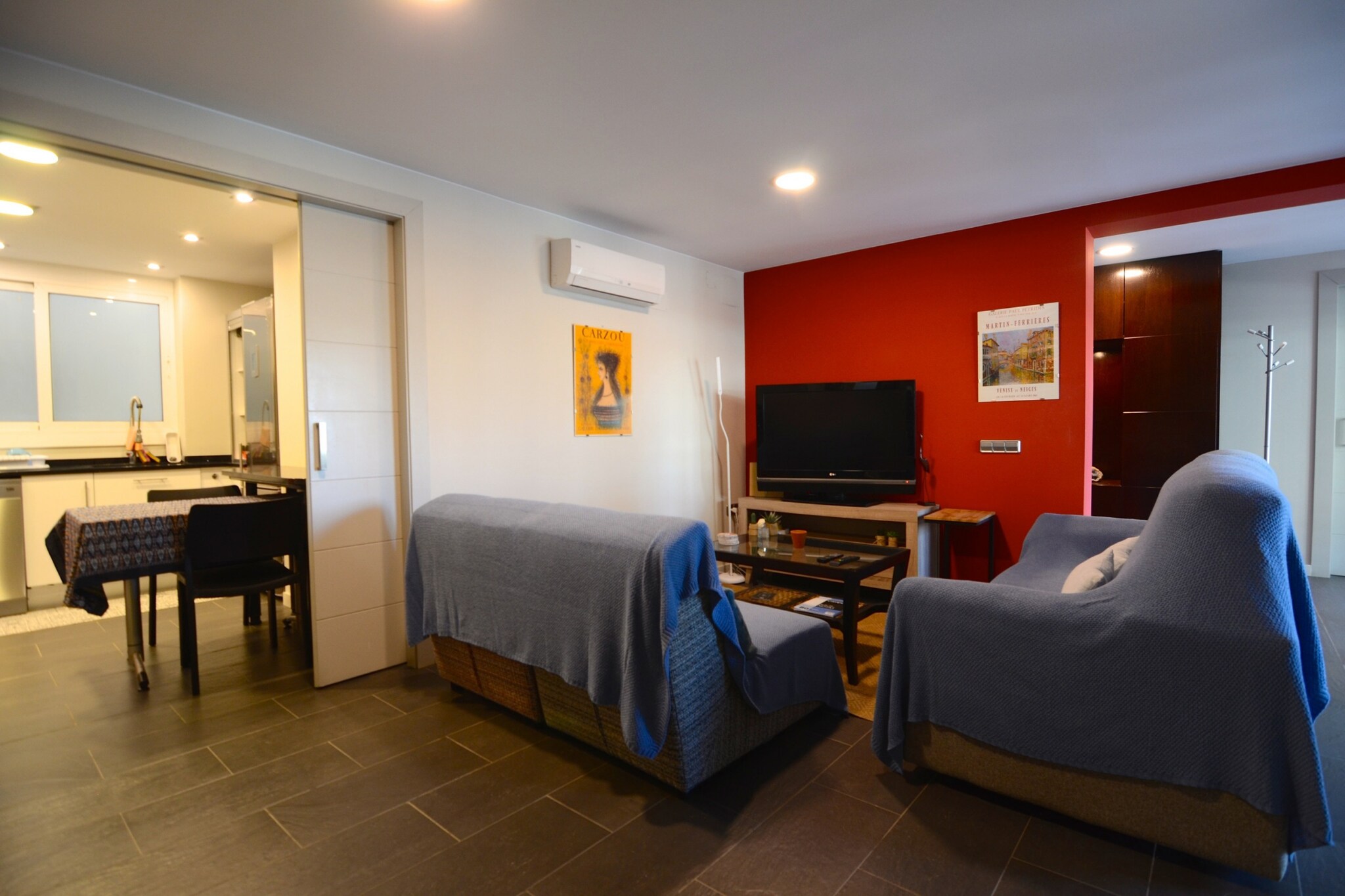 Elevator, Living room(TV, seating area), Kitchen(electric kettle, toaster, coffee machine, oven, microwave, dishwasher, fridge, Juicer, dishes and cutlery), bedroom(single bed, single bed), bedroom(single bed, single bed), bedroom(double bed), bathroom(shower, washbasin, toilet), bathroom(bath tub, washbasin, toilet), Children pool, washing machine, balcony, air conditioning, terrace, parking