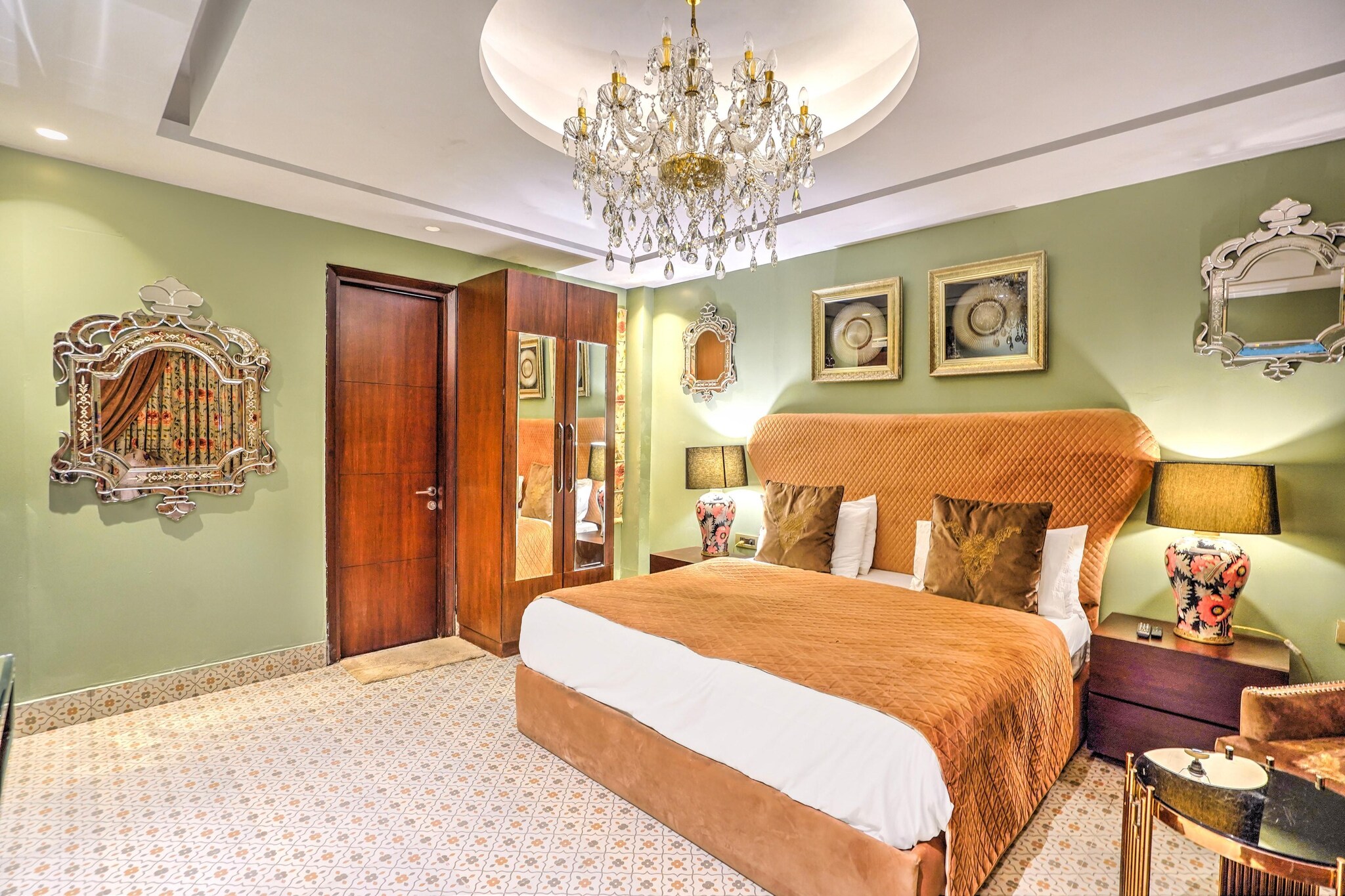 Ground floor: (bedroom(double bed, TV, seating area, air conditioning, Towels incl., telephone), bathroom(bathtub or shower, shower, washbasin, toilet, shampoo, body soap, hot water), Parking, lift, Laundry Package for a fee)