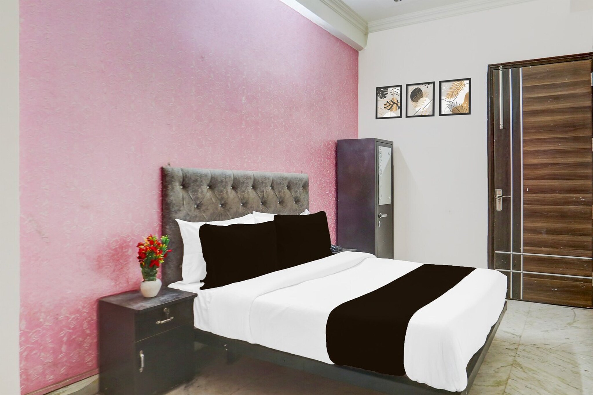 Ground floor: (bedroom(double bed, TV, seating area, air conditioning, Towels incl., telephone), bathroom(bathtub or shower, shower, washbasin, toilet, shampoo, body soap, hot water), Parking)